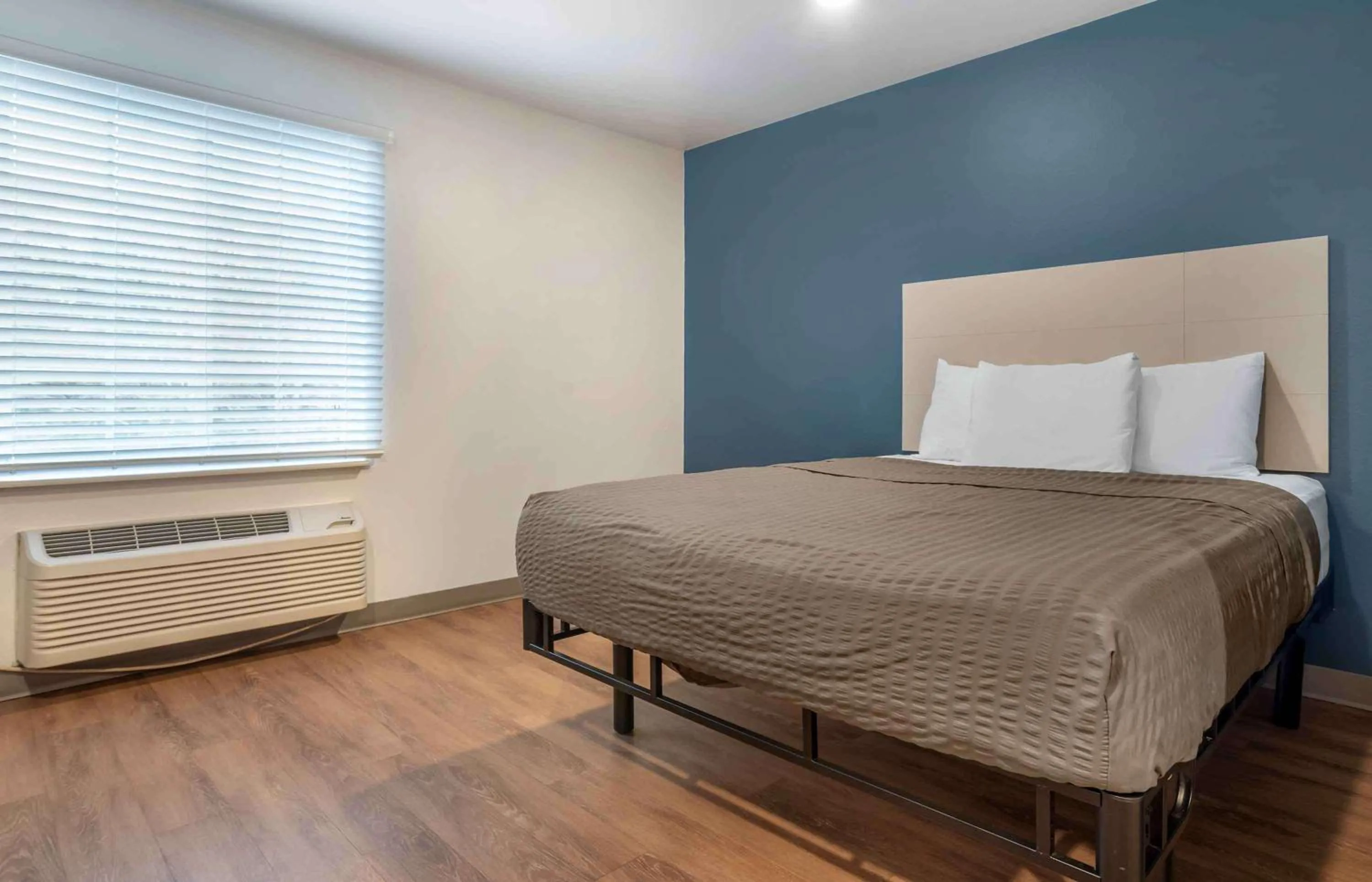 Bedroom, Bed in Extended Stay America Select Suites - Tallahassee - East