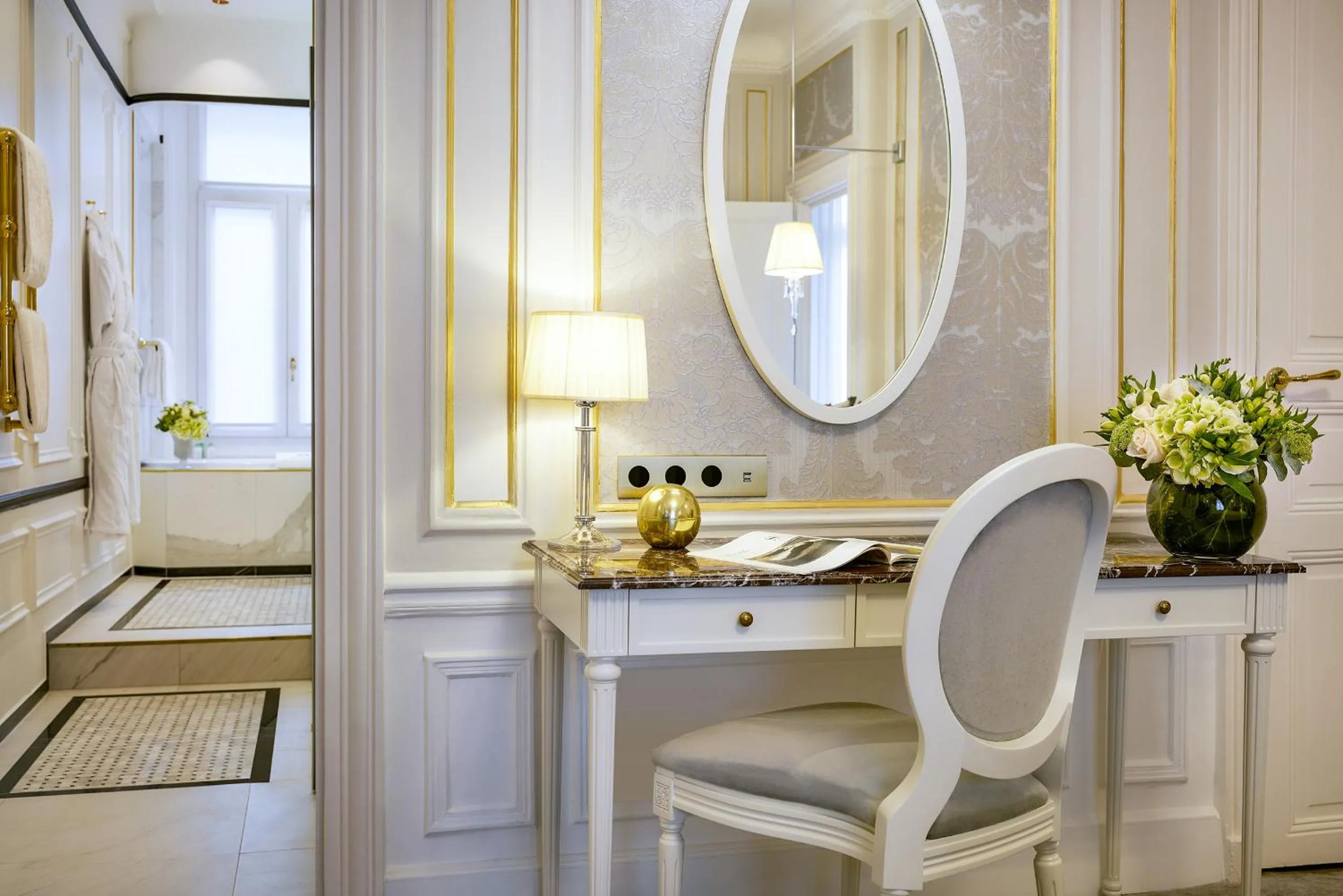 Seating area in Hotel Westminster