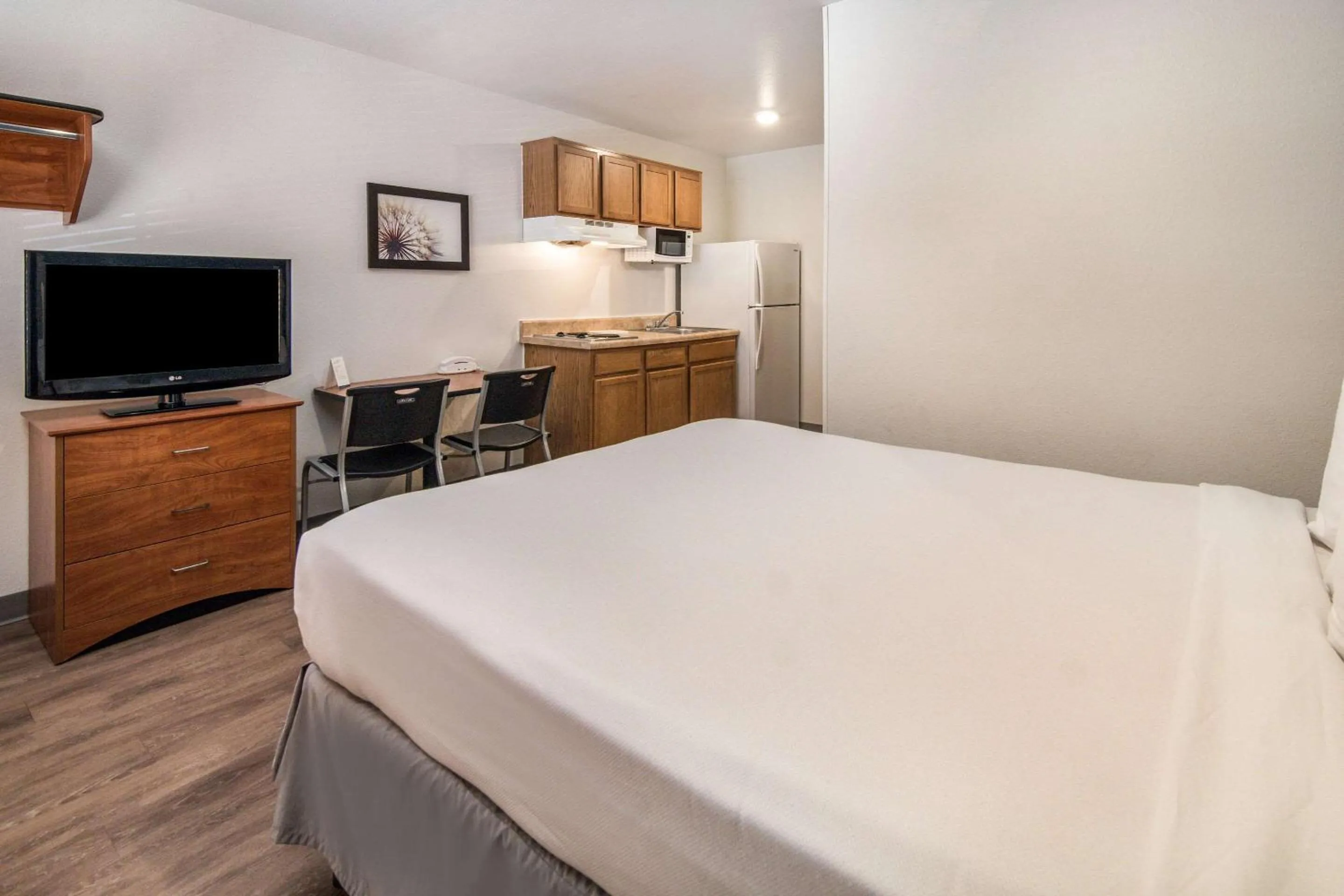 Photo of the whole room, Bed in WoodSpring Suites Denton