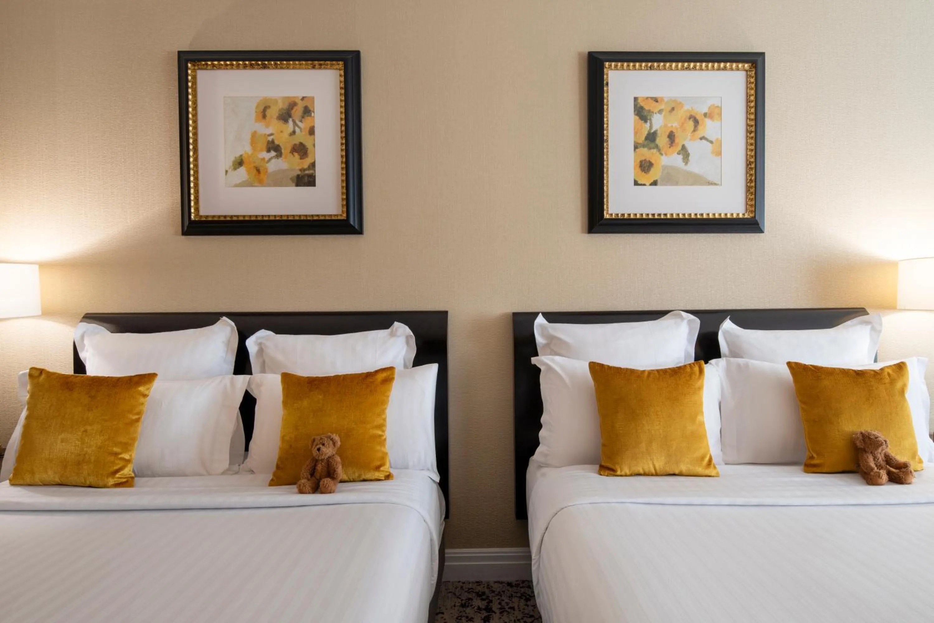 Bed in Warwick Champs-Elysées Paris