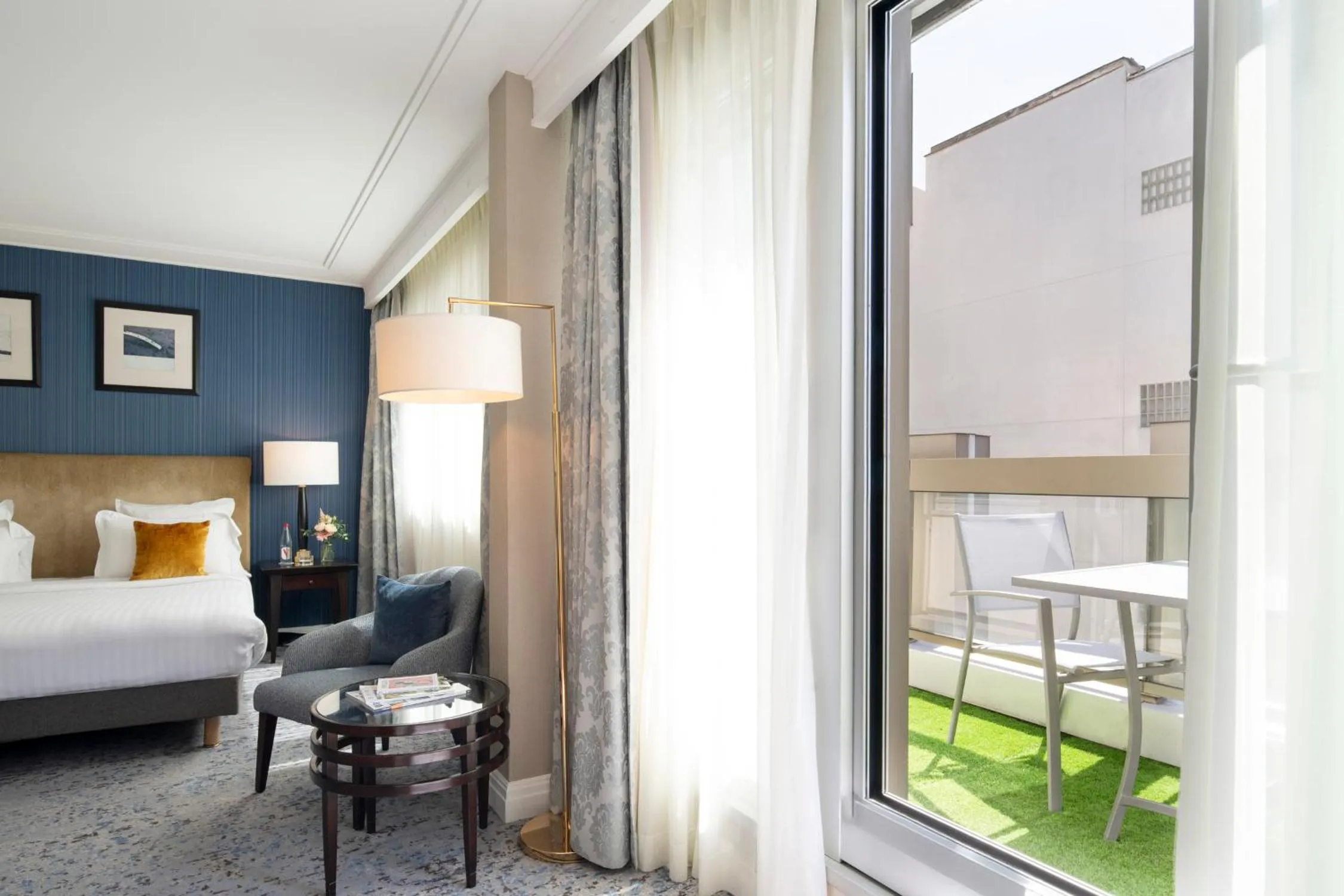 Balcony/Terrace, Bed in Warwick Champs-Elysées Paris