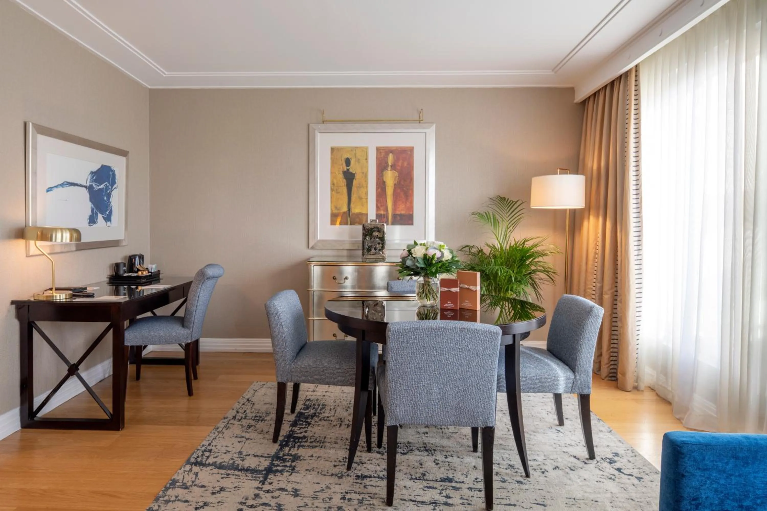 Dining area in Warwick Champs-Elysées Paris