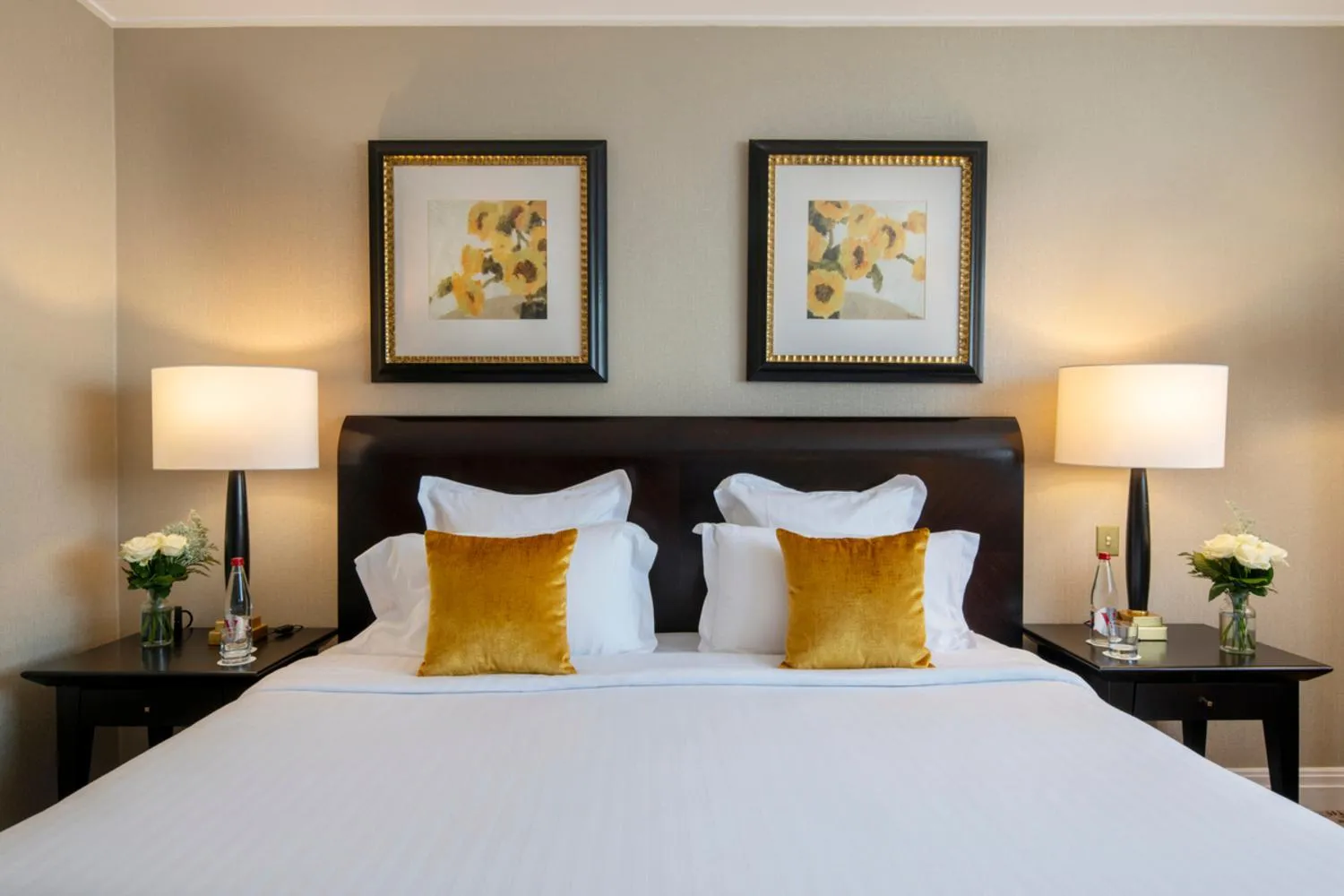 Bed in Warwick Champs-Elysées Paris