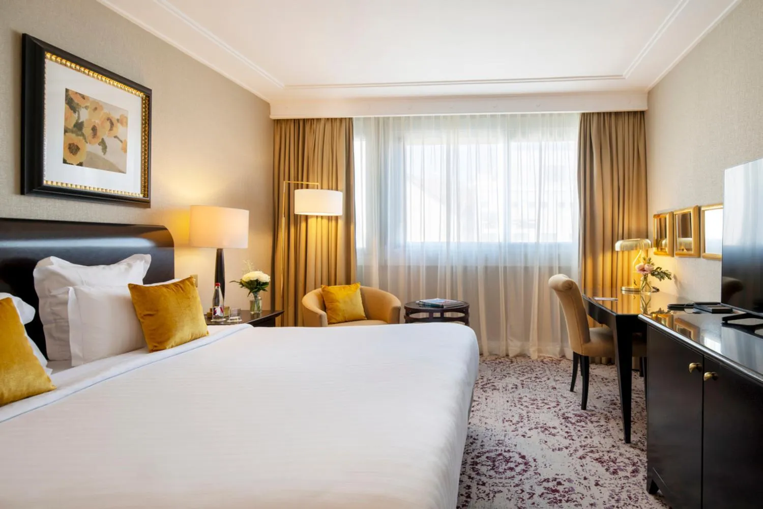 Bed in Warwick Champs-Elysées Paris