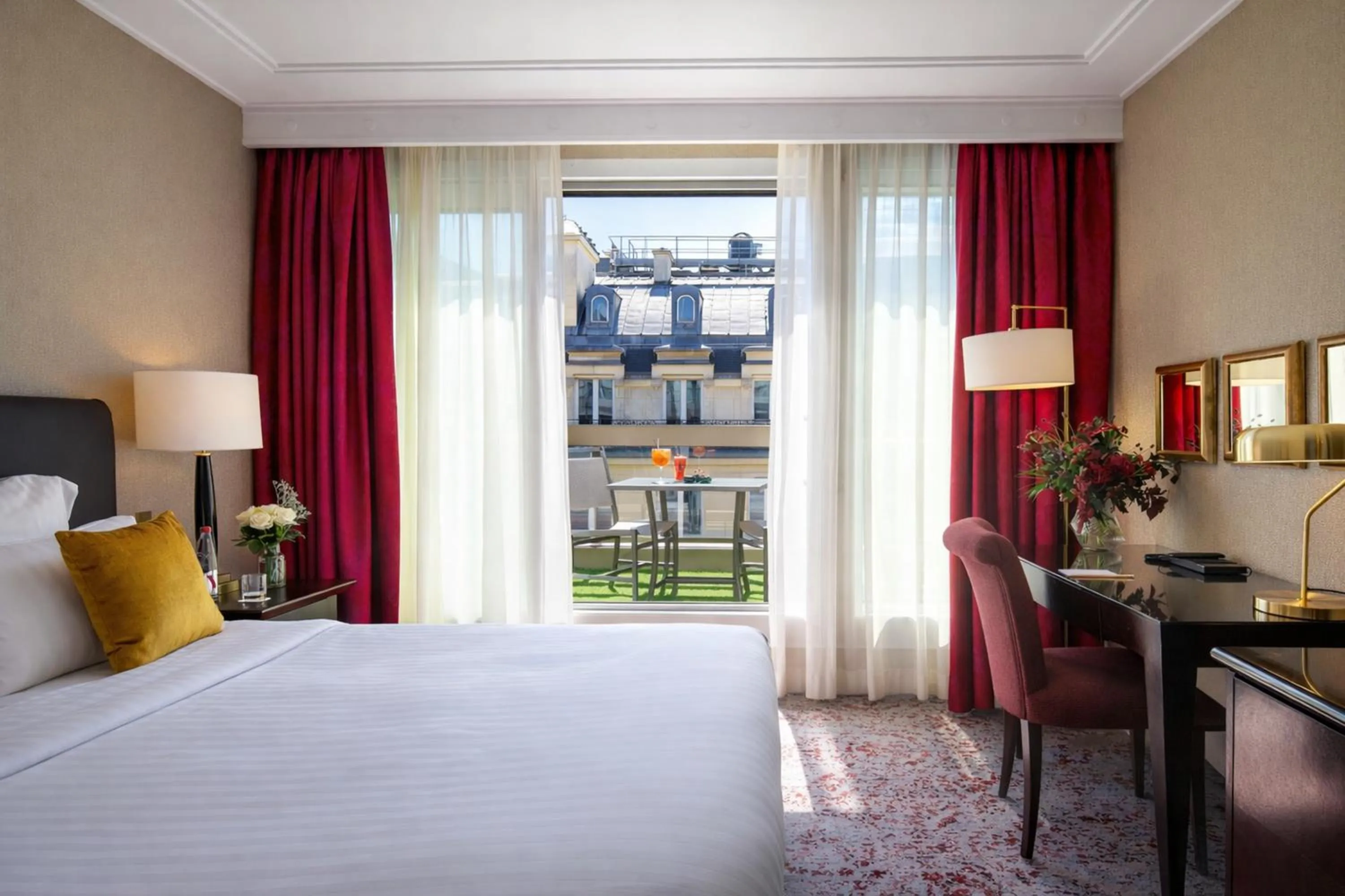 Balcony/Terrace, Bed in Warwick Champs-Elysées Paris