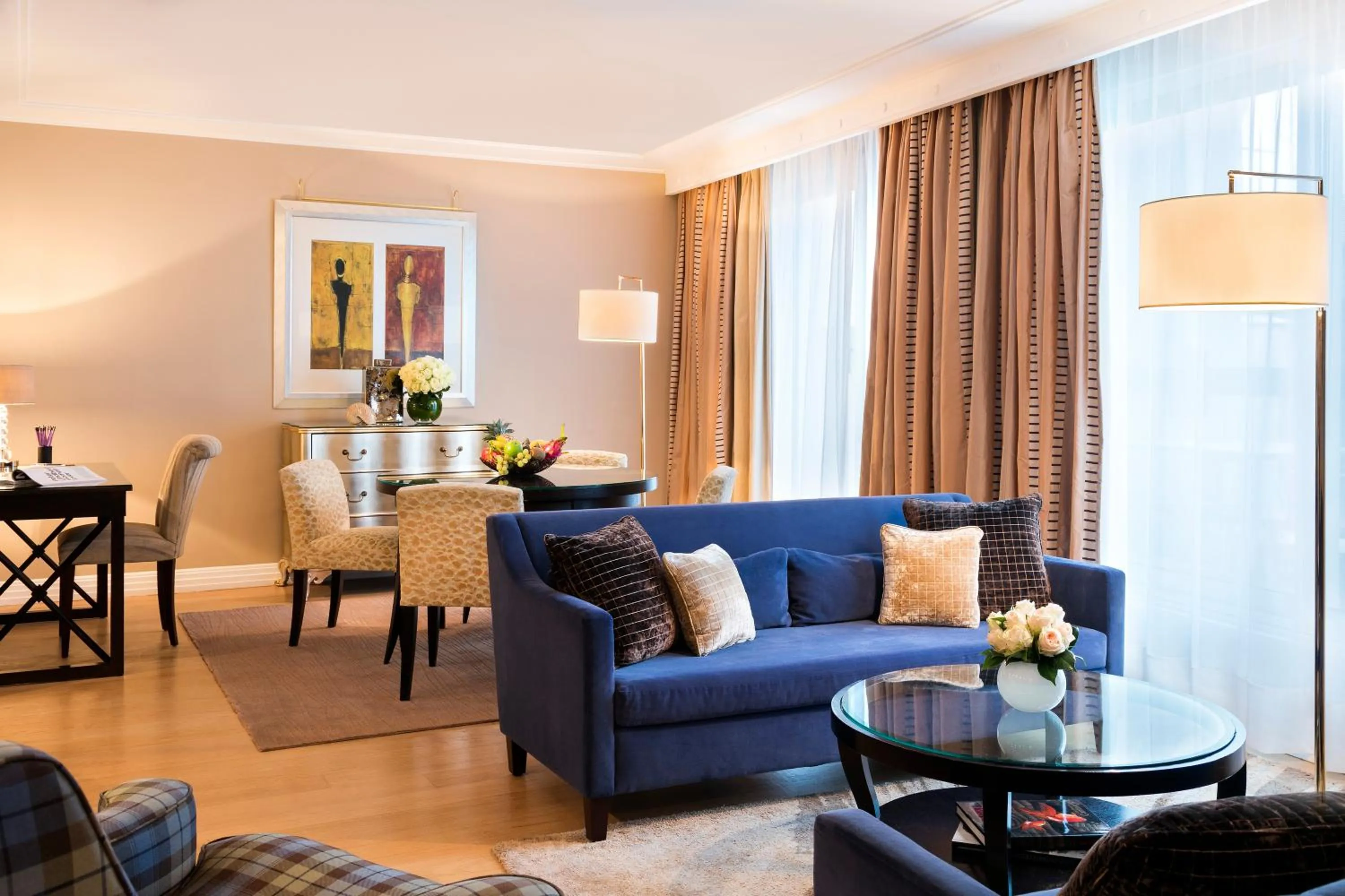 Living room in Warwick Champs-Elysées Paris