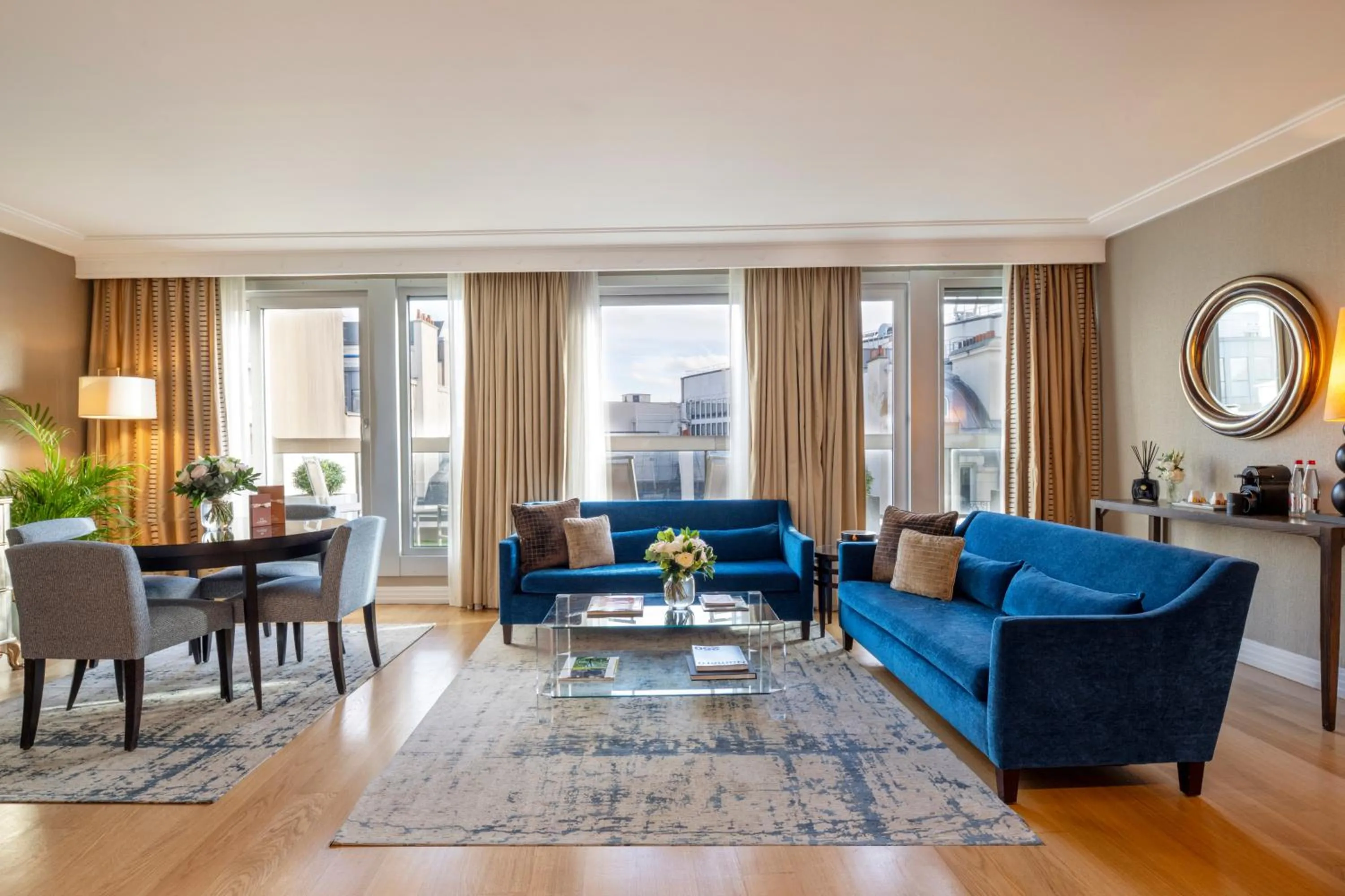 Living room in Warwick Champs-Elysées Paris