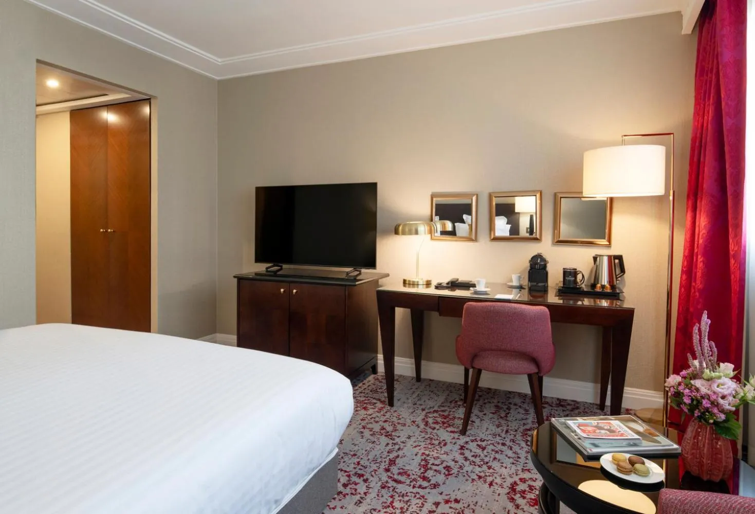 Bed in Warwick Champs-Elysées Paris