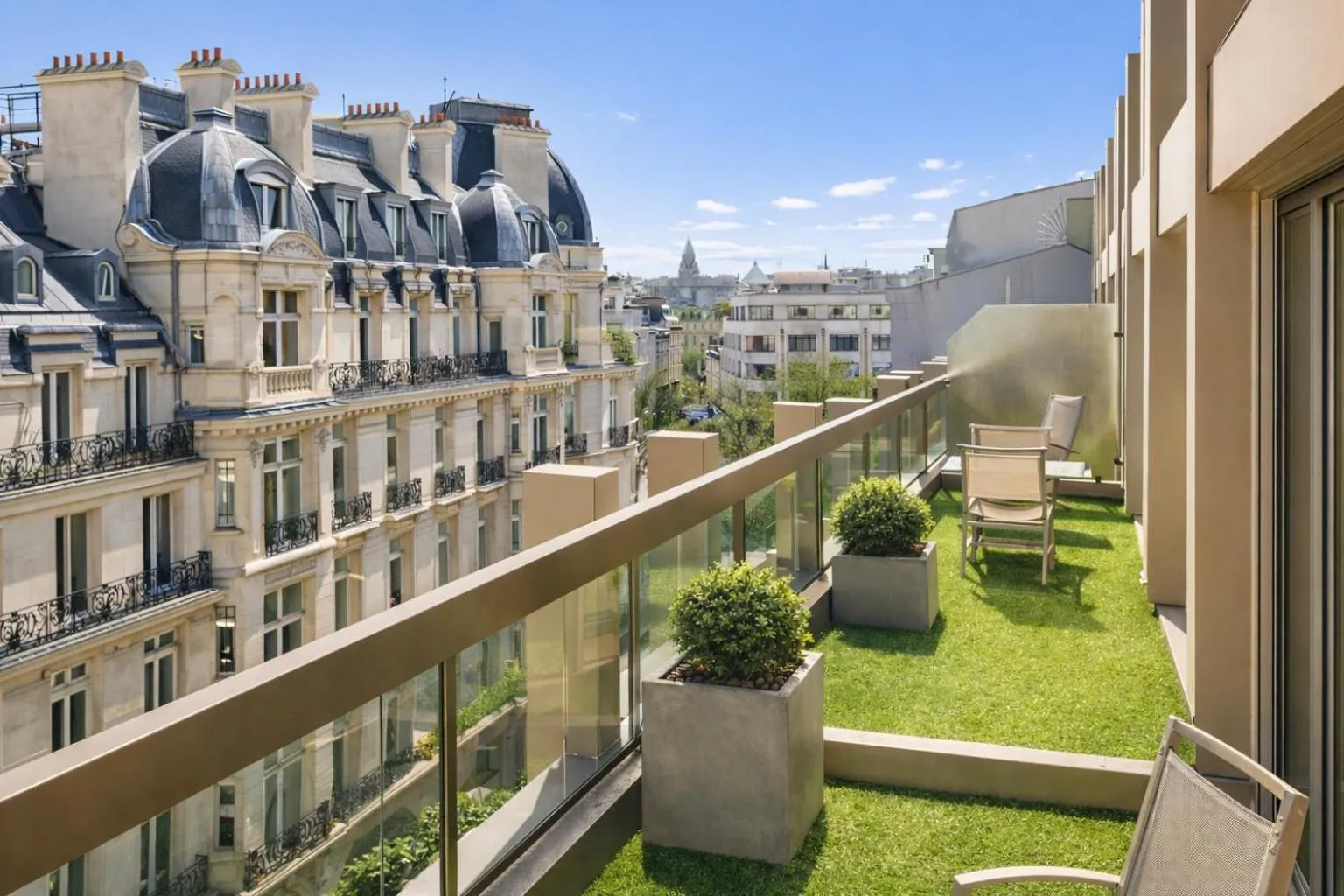 Patio in Warwick Champs-Elysées Paris