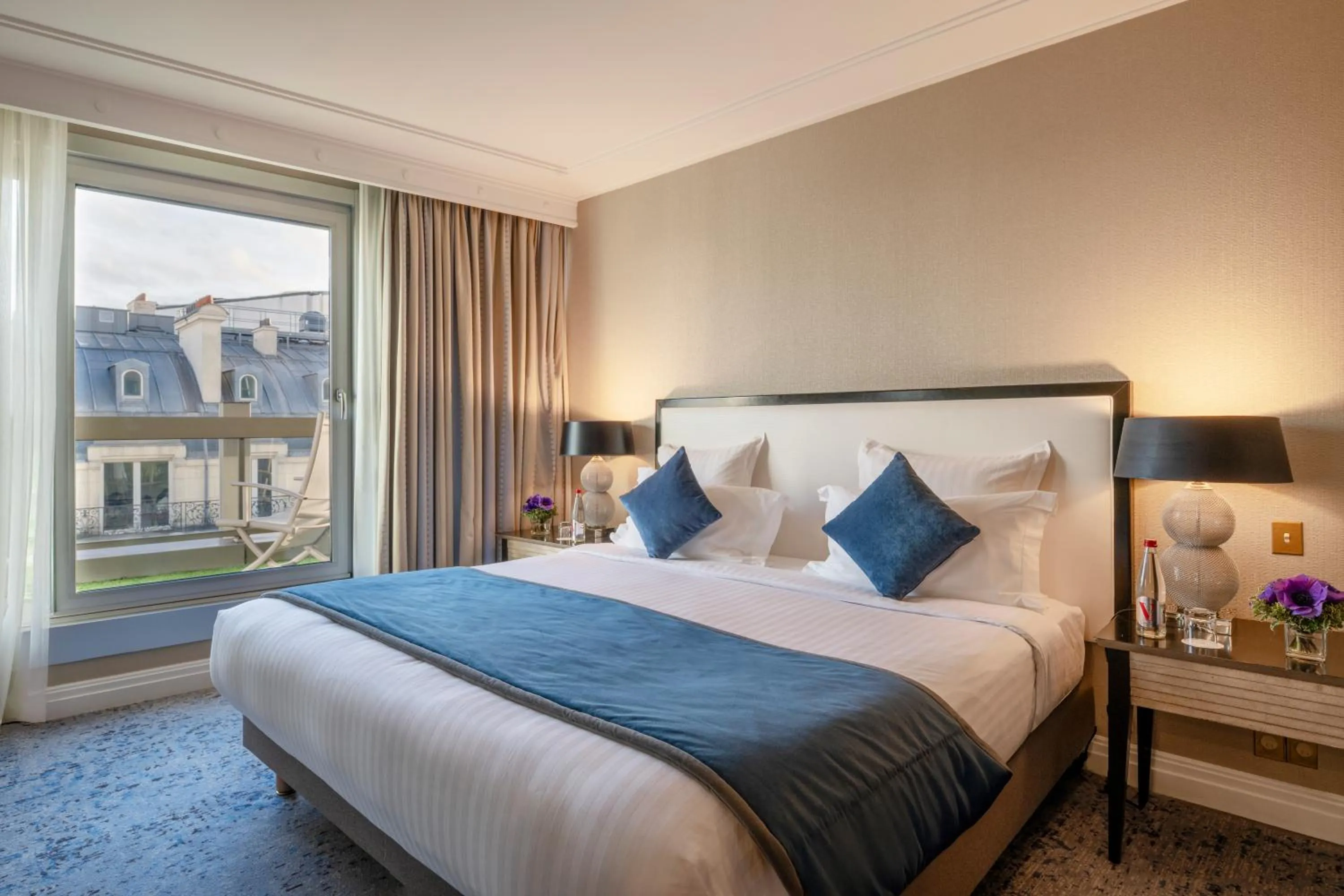 Bed in Warwick Champs-Elysées Paris