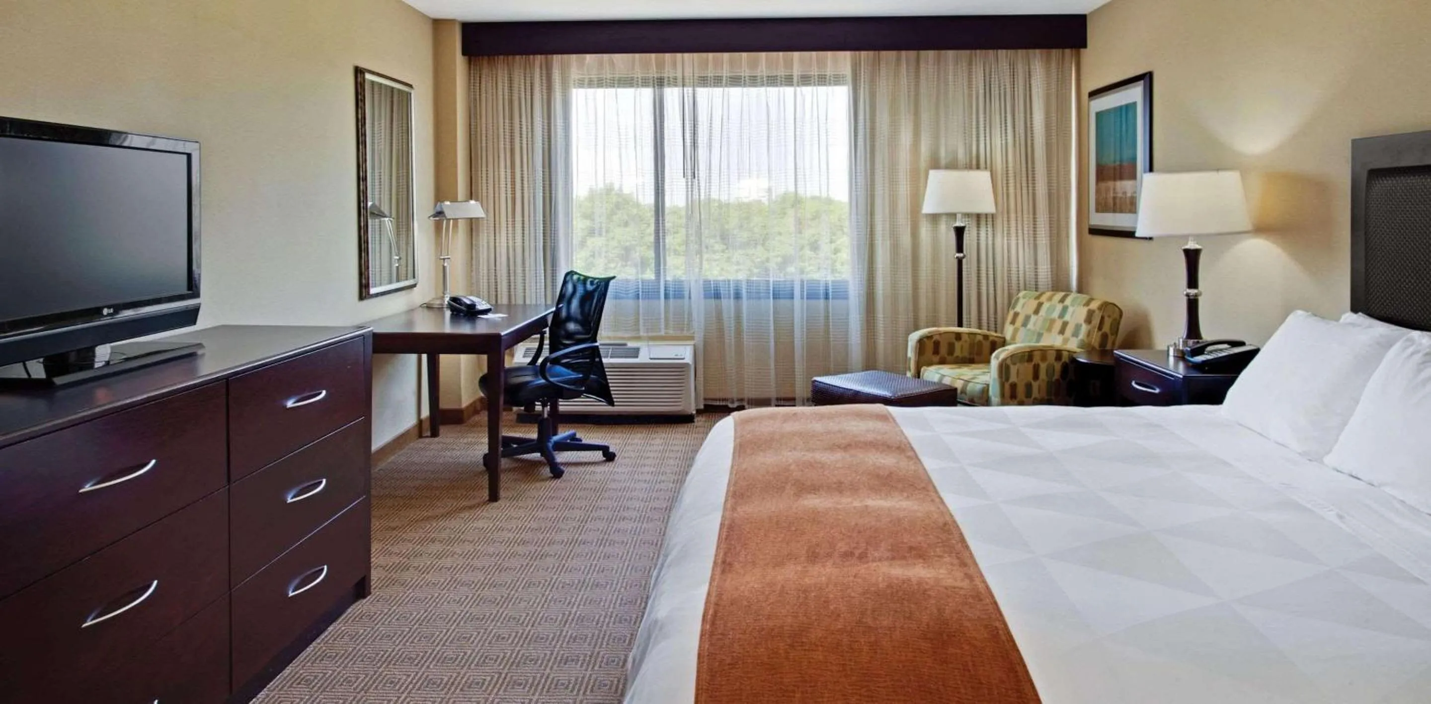 Bedroom, Bed in Radisson Hotel Freehold