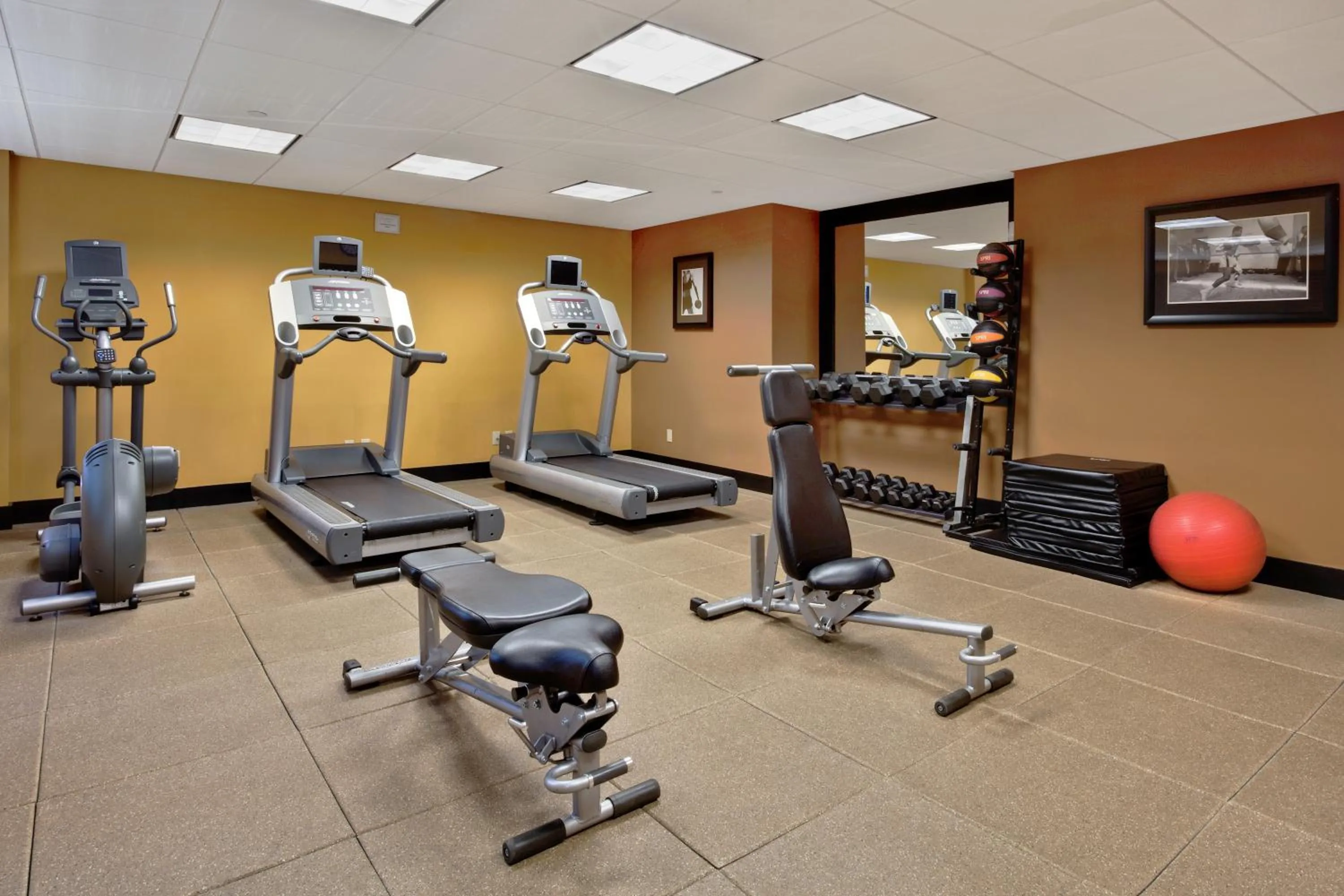 Fitness centre/facilities in Radisson Hotel Freehold