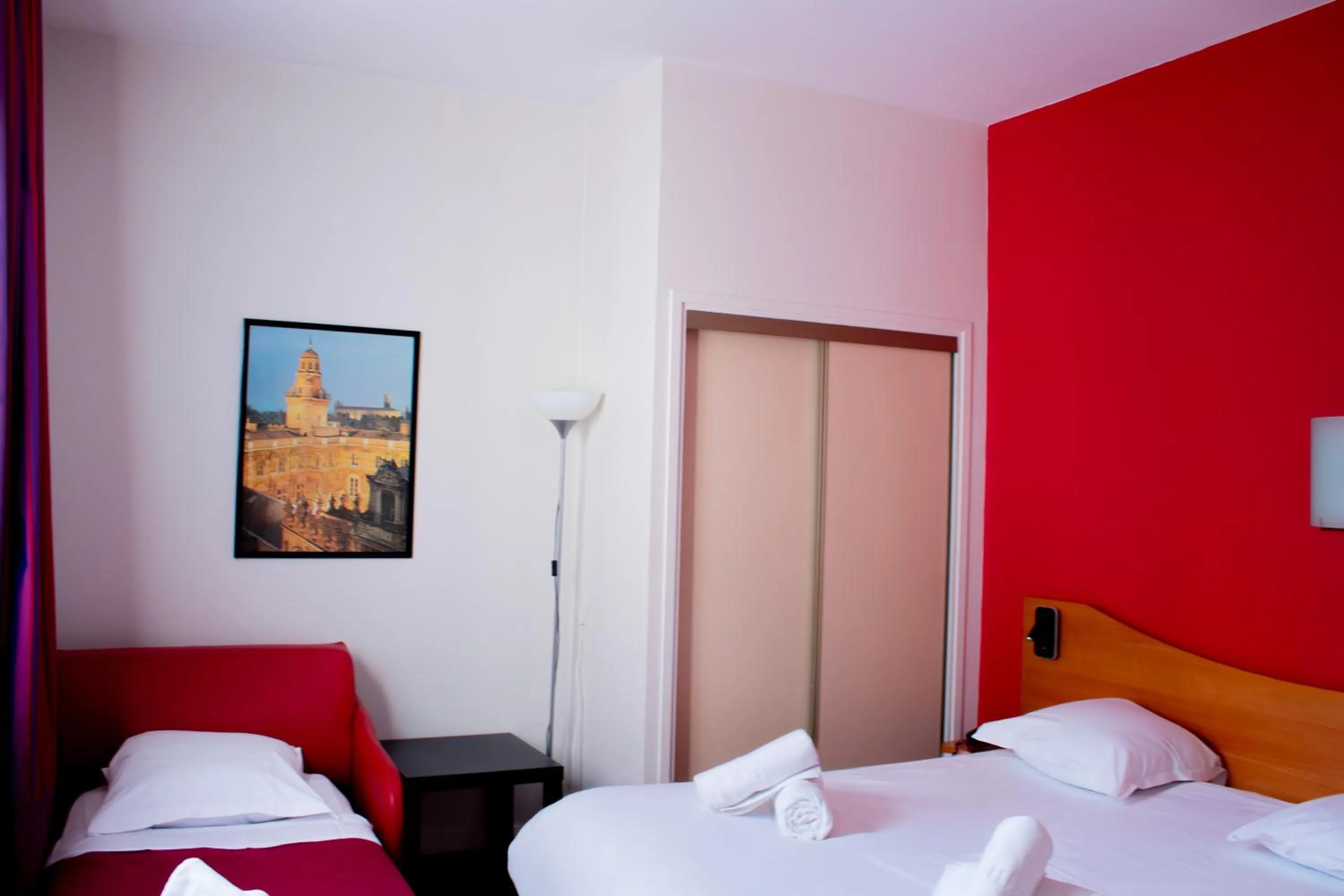 Photo of the whole room, Bed in Le Clocher de Rodez Centre Gare