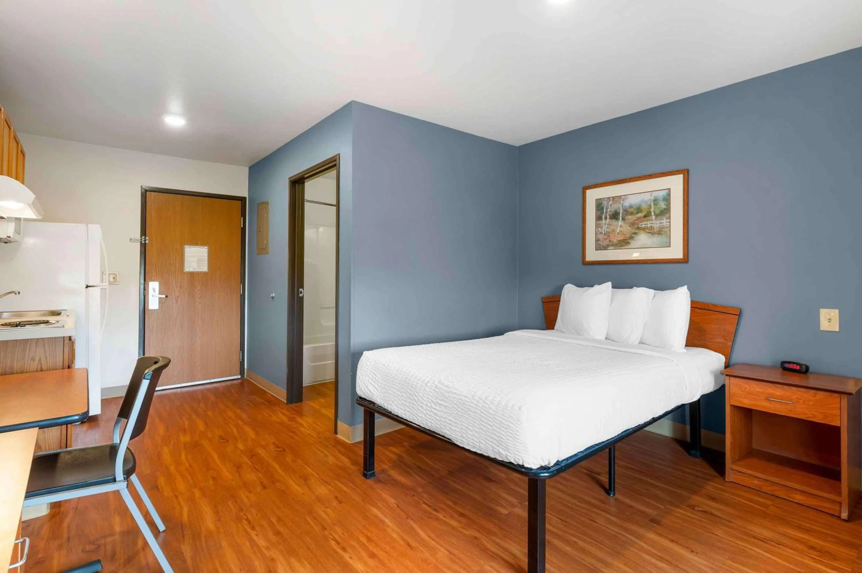 Bedroom, Bed in Extended Stay America Select Suites - Indianapolis - Plainfield