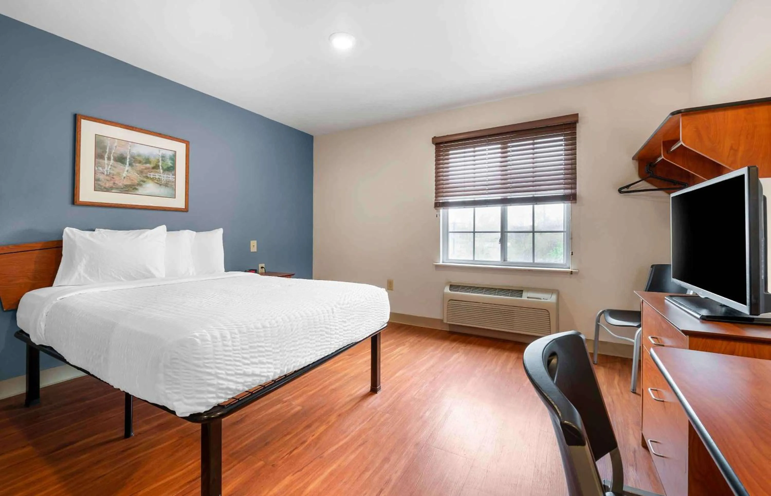 Bedroom, Bed in Extended Stay America Select Suites - Indianapolis - Plainfield