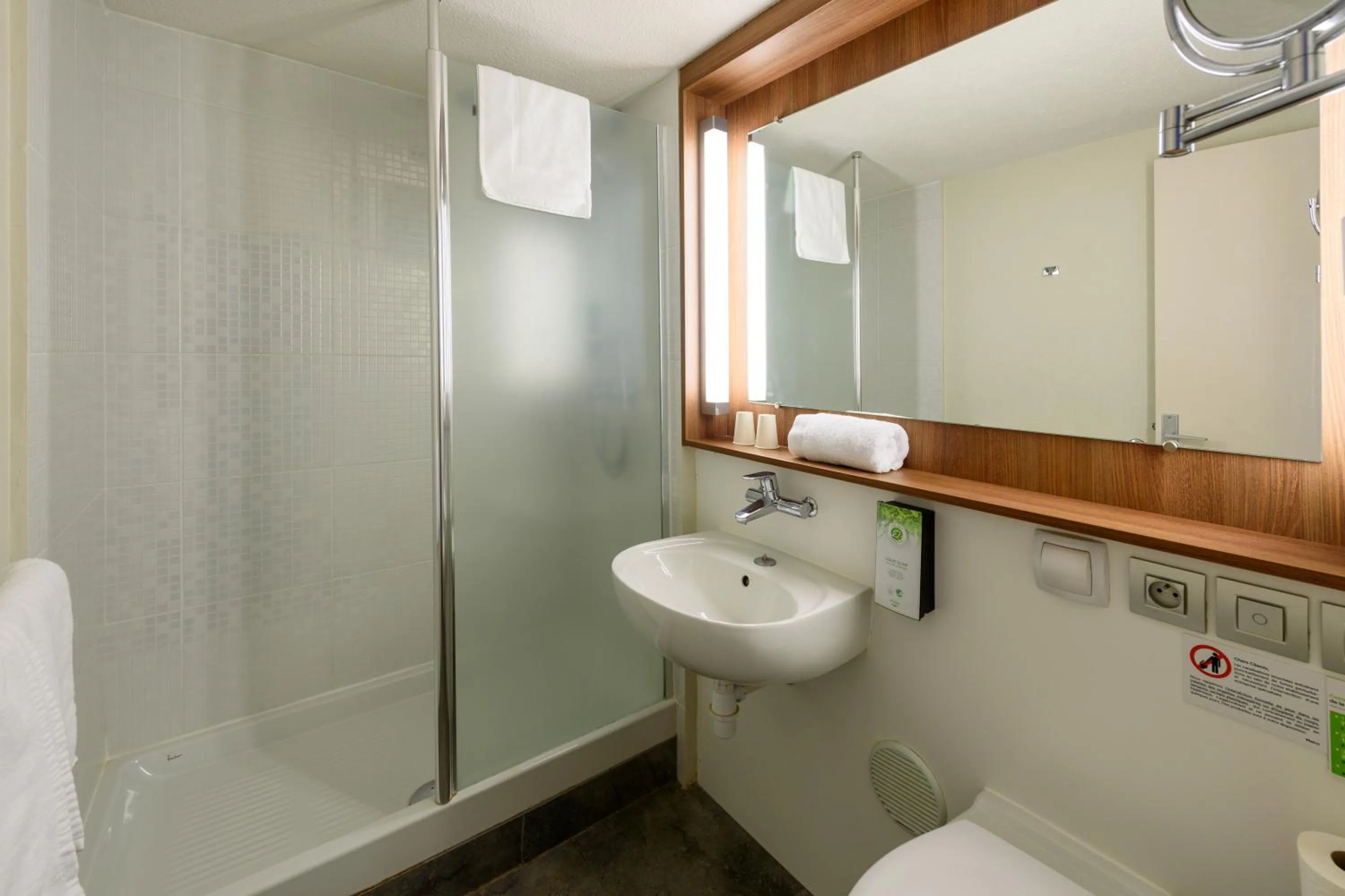 Shower in Campanile Albi Centre