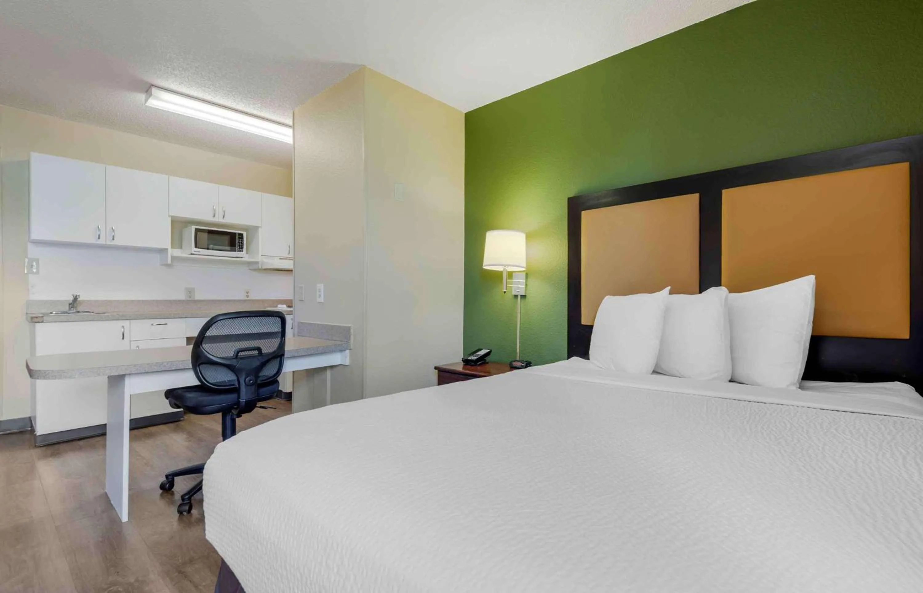 Bedroom, Bed in Extended Stay America Suites - Syracuse - Dewitt