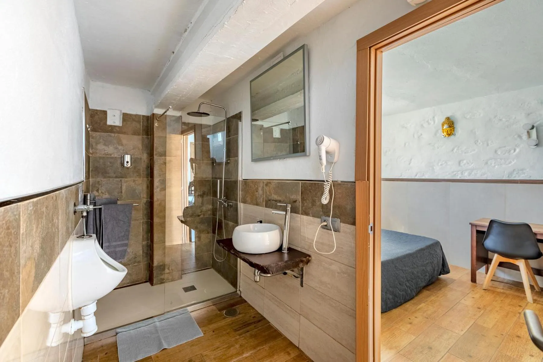 VALTISYA POOL AND AIRPORT