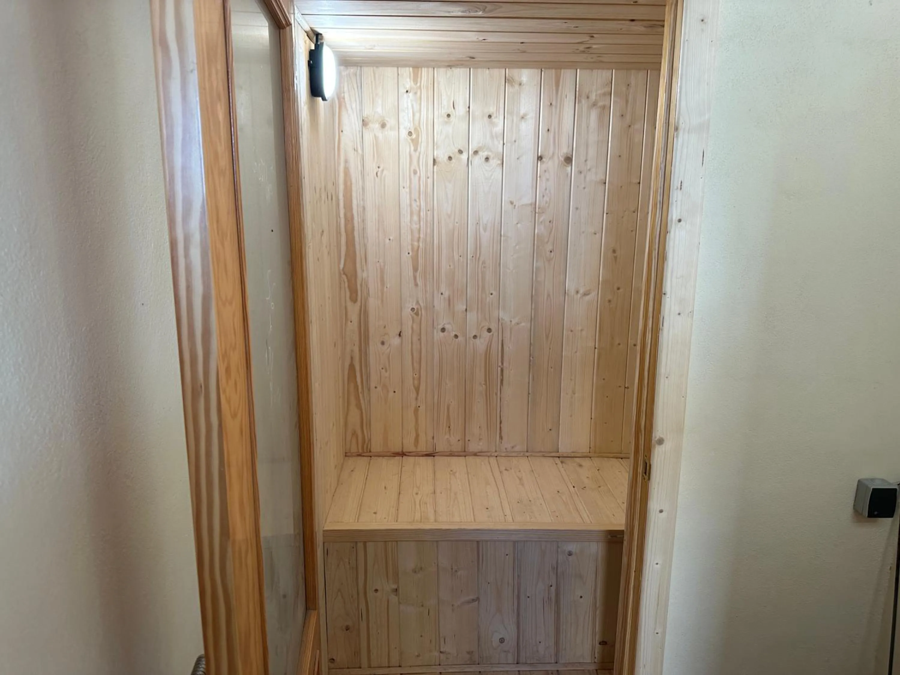 VALTISYA POOL AND AIRPORT