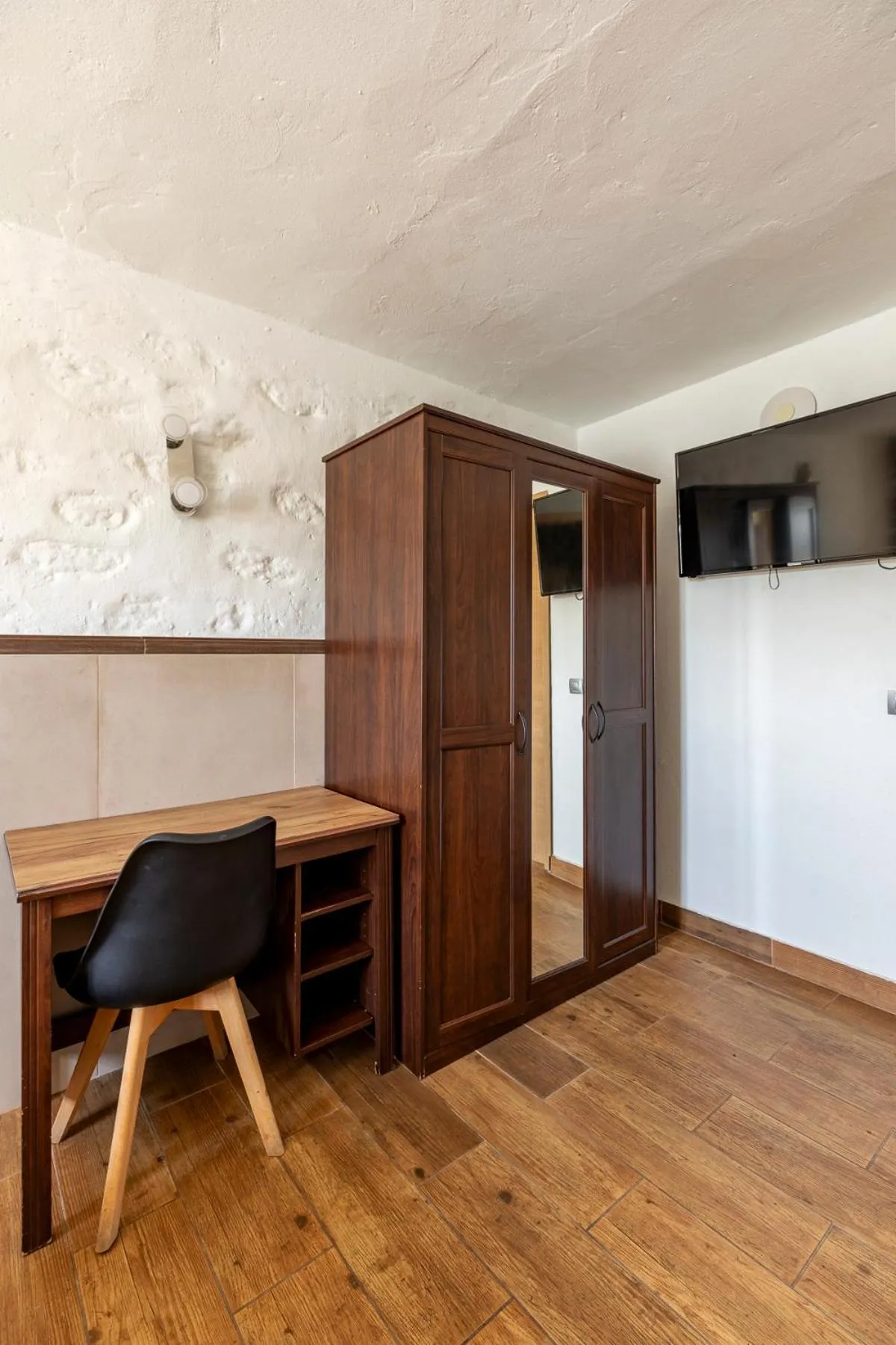 VALTISYA POOL AND AIRPORT