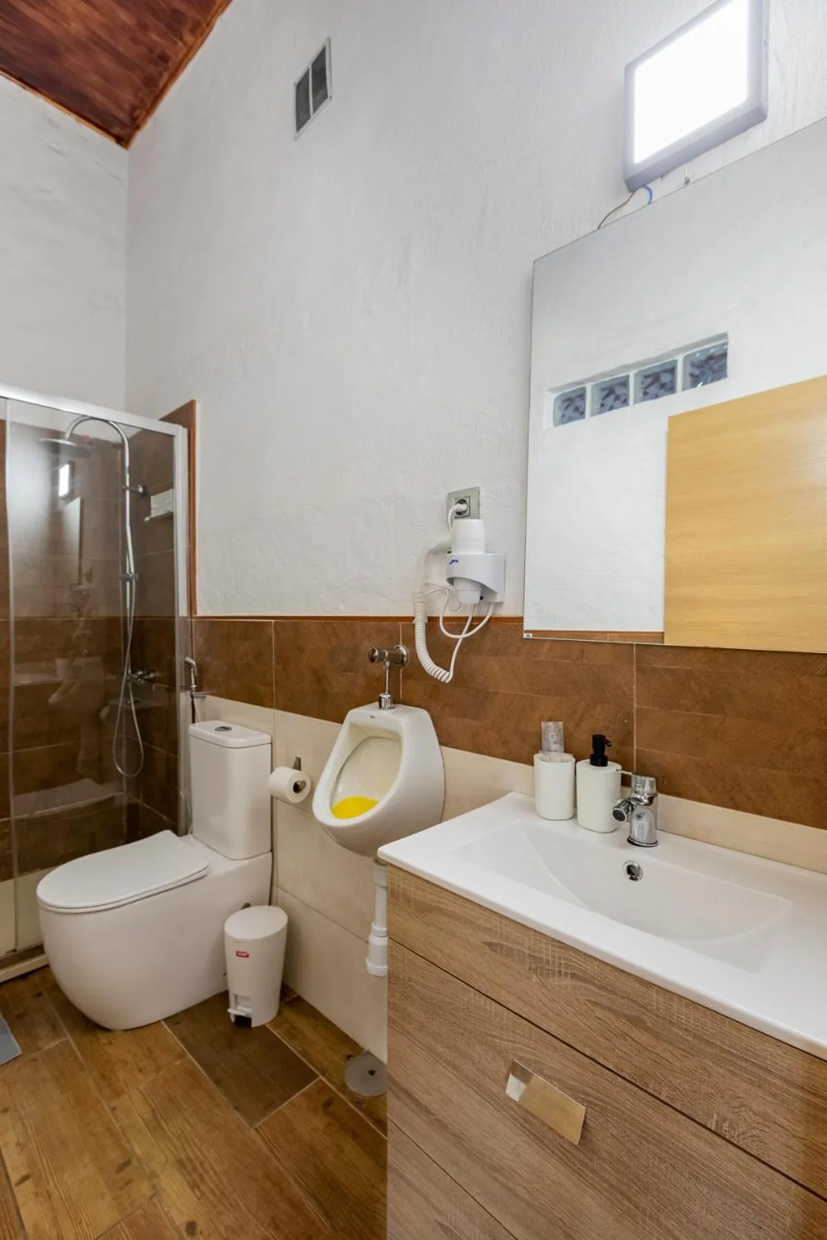 VALTISYA POOL AND AIRPORT