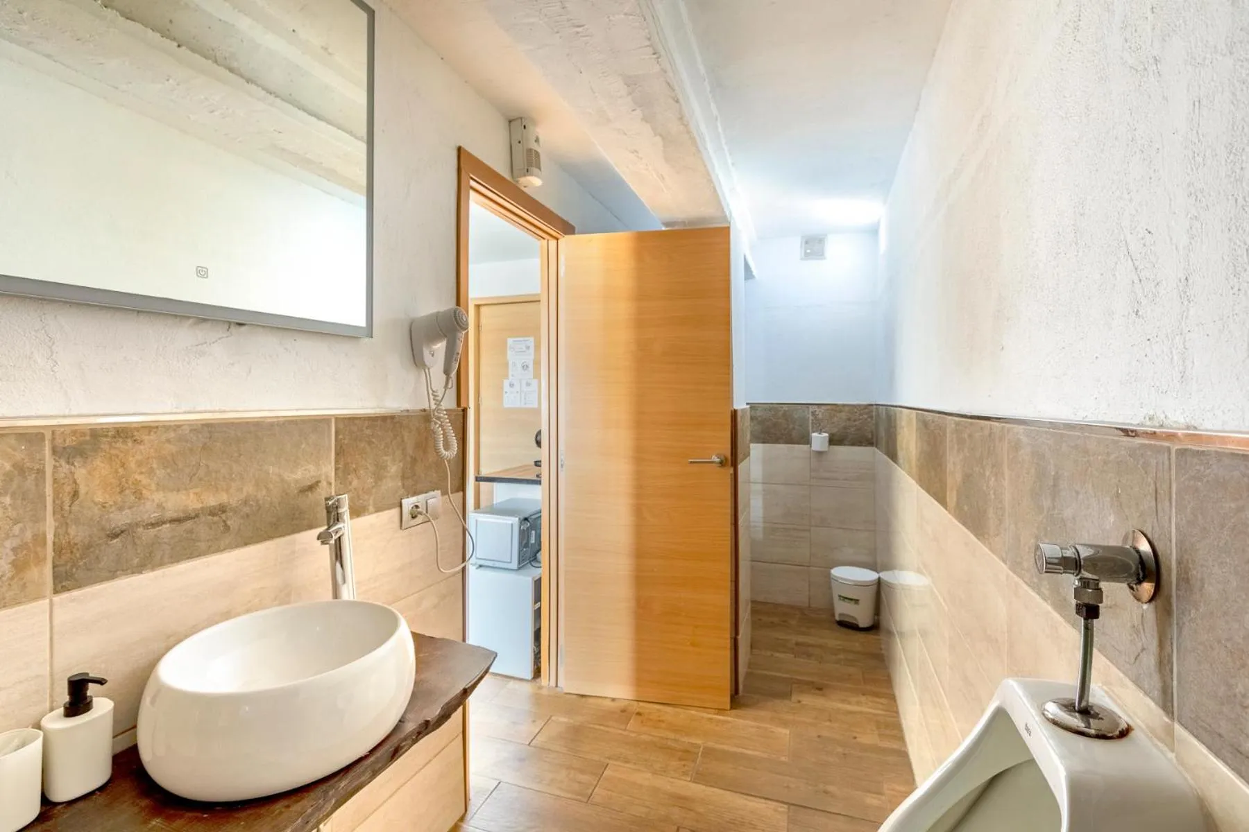 VALTISYA POOL AND AIRPORT