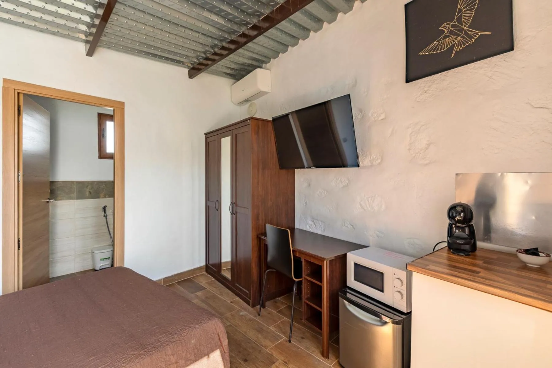 Bed in VALTISYA POOL AND AIRPORT