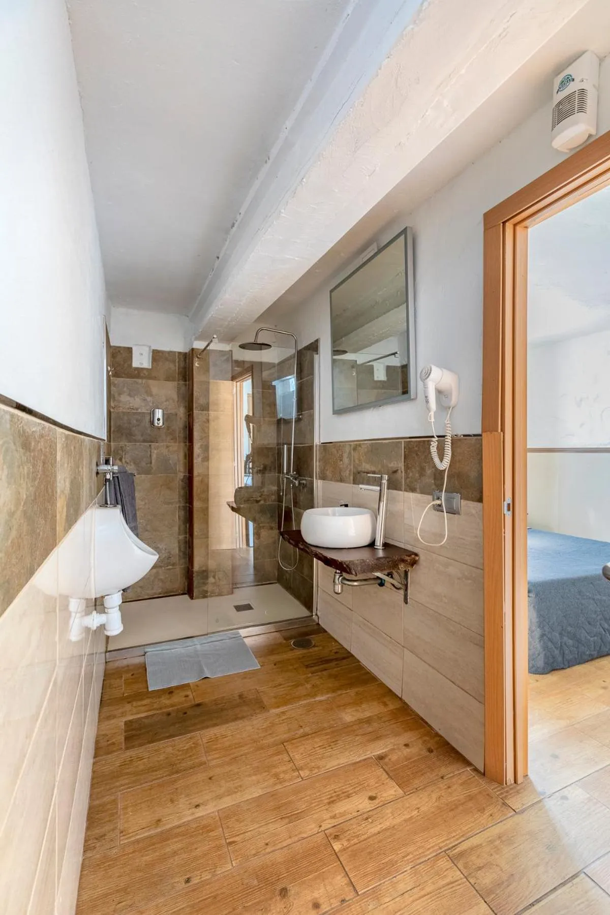 VALTISYA POOL AND AIRPORT