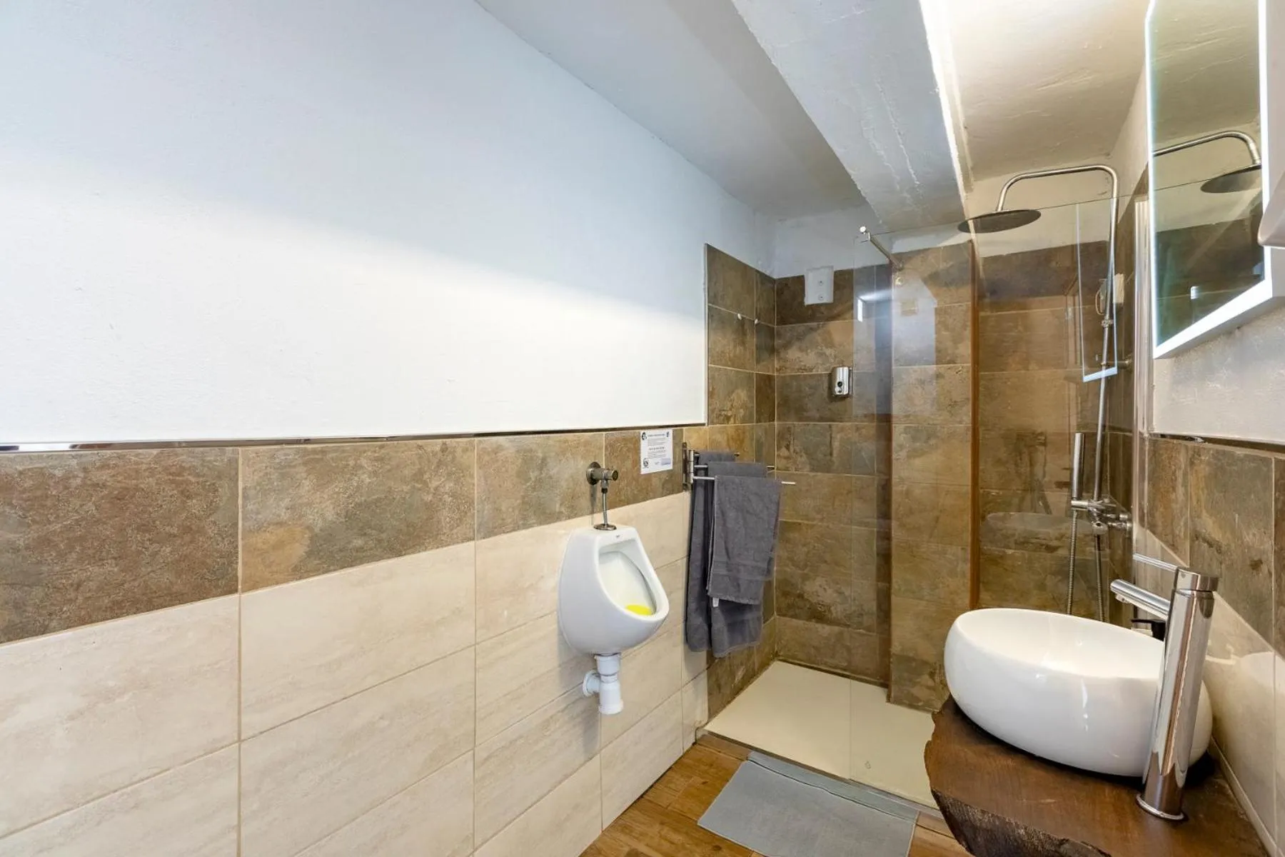 VALTISYA POOL AND AIRPORT