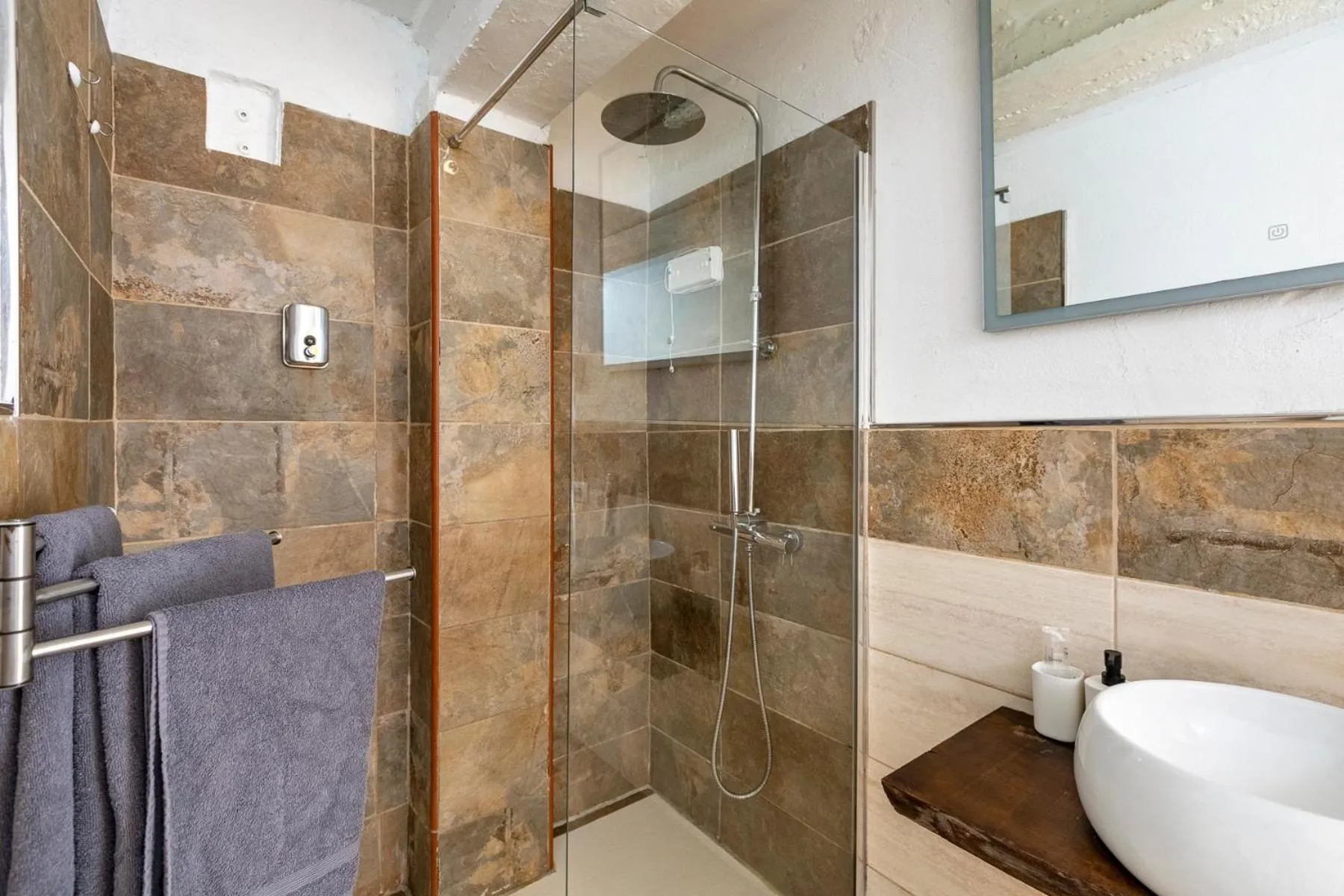 VALTISYA POOL AND AIRPORT