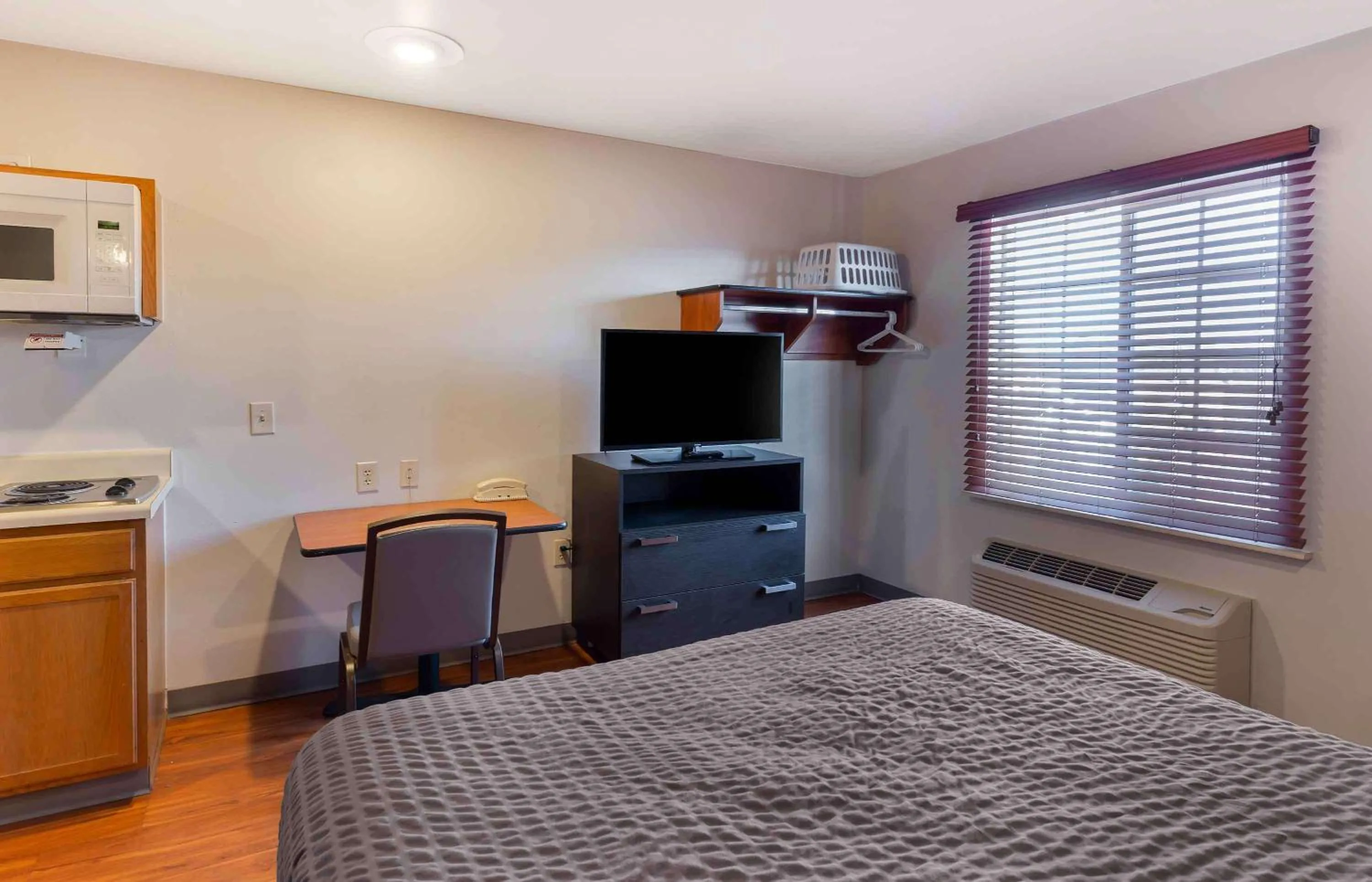 Bedroom, Bed in Extended Stay America Select Suites - Fayetteville - Cliffdale