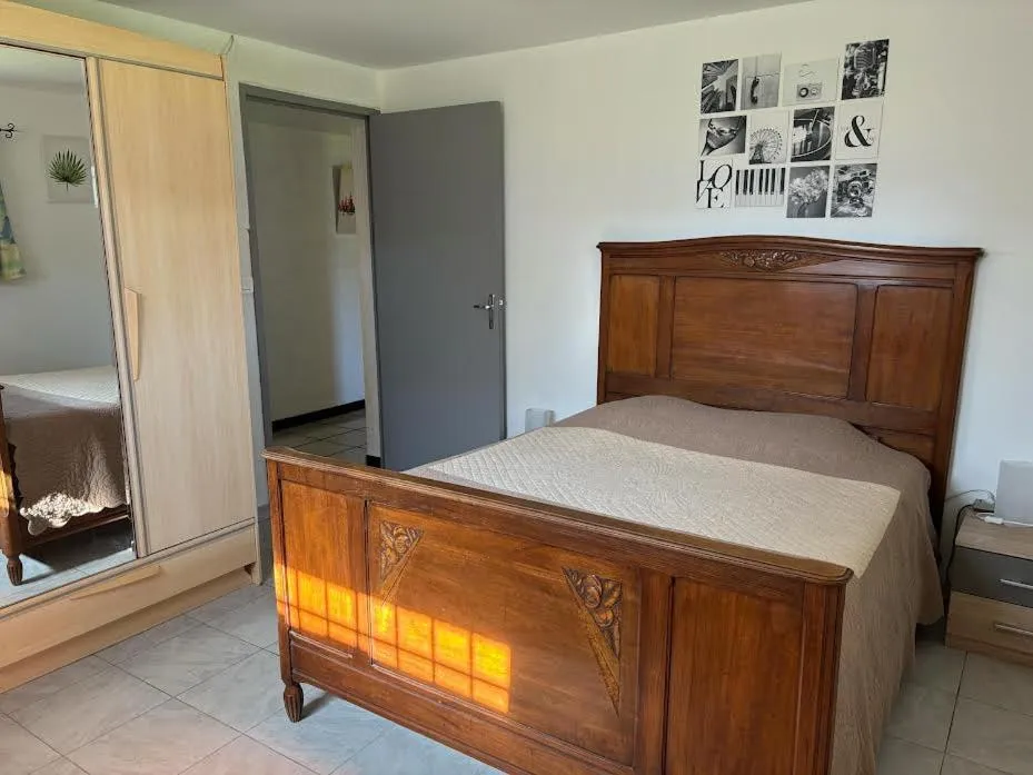 Bed in B & B Florence et Francis