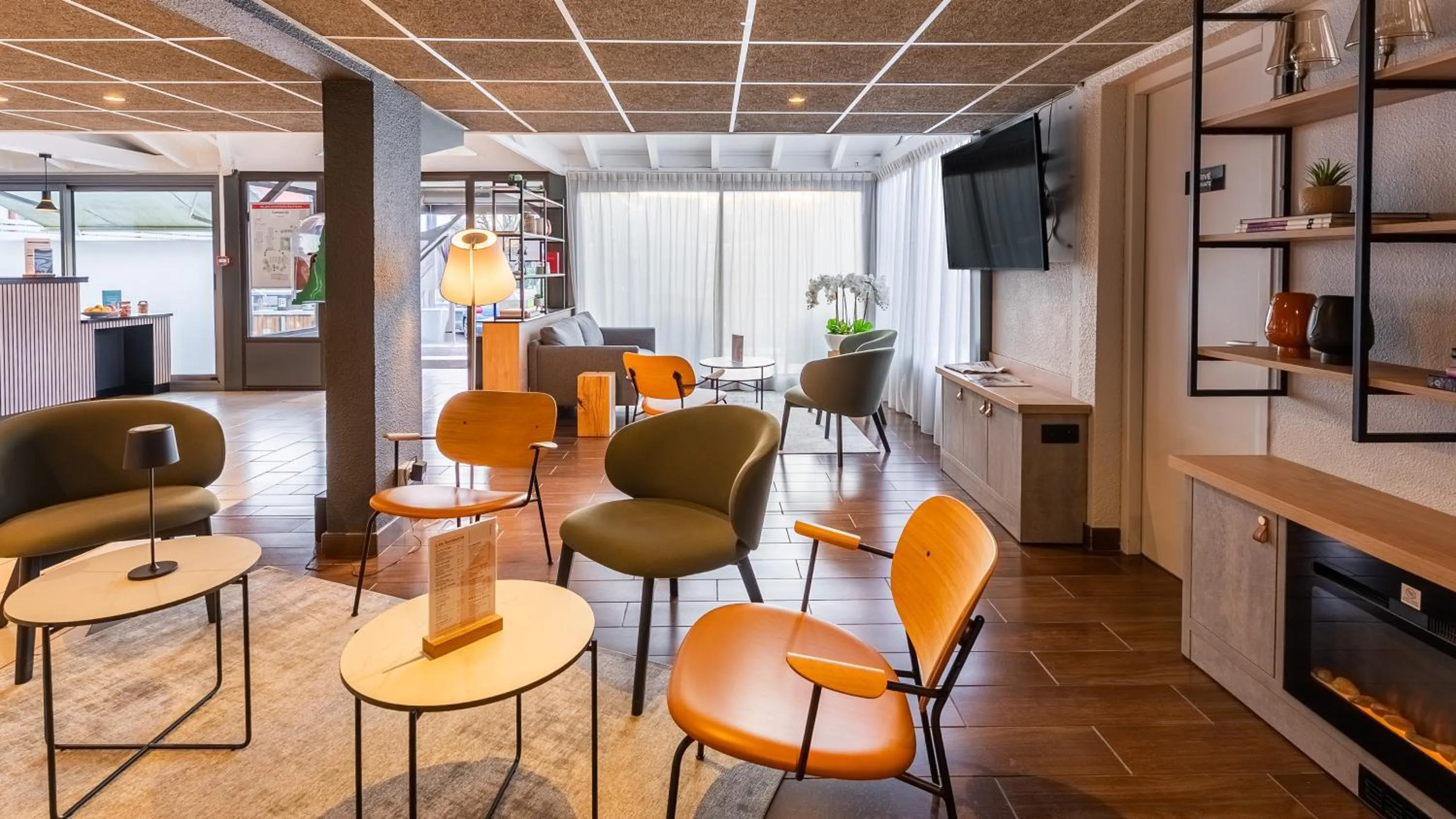 Communal lounge/ TV room in Campanile NATURE - Bordeaux Lac