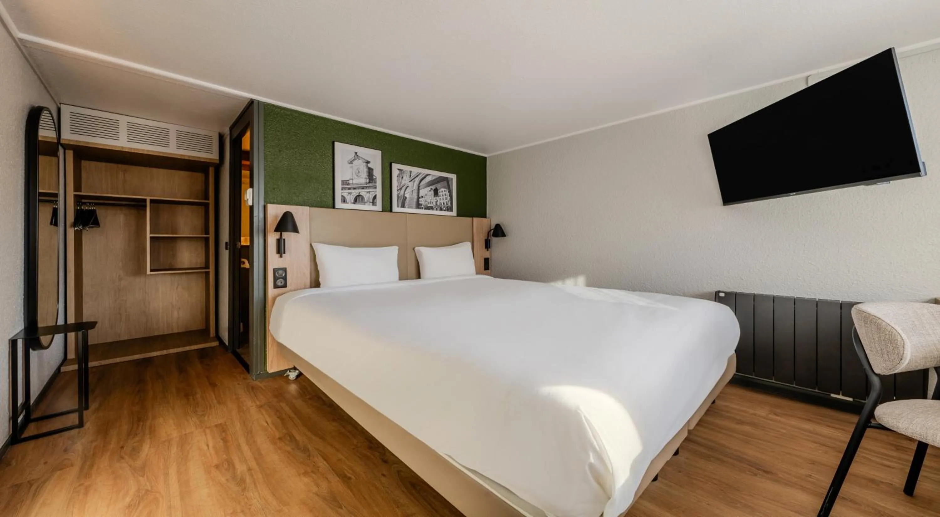 Photo of the whole room, Bed in Campanile NATURE - Bordeaux Lac