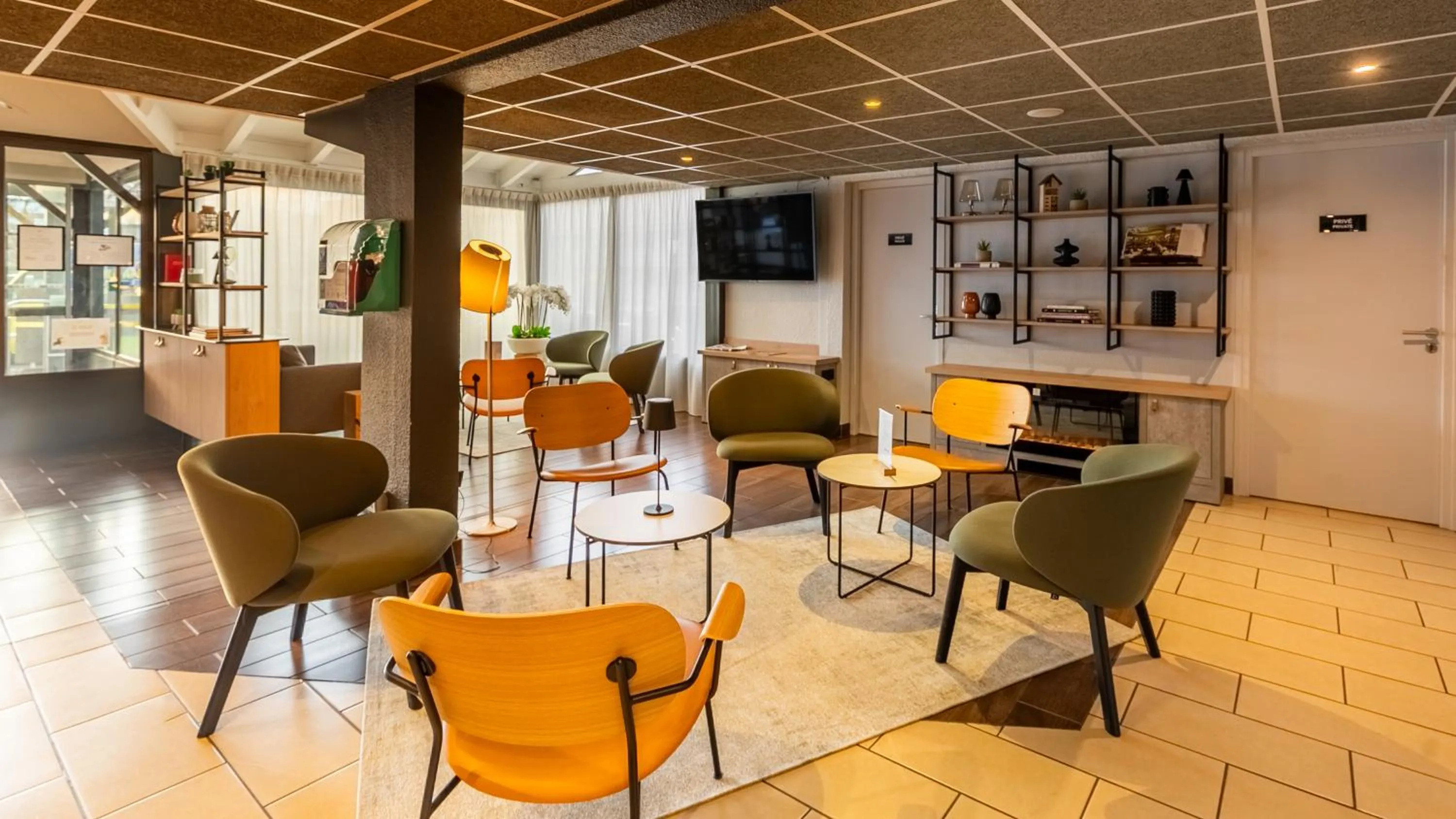 TV and multimedia in Campanile NATURE - Bordeaux Lac