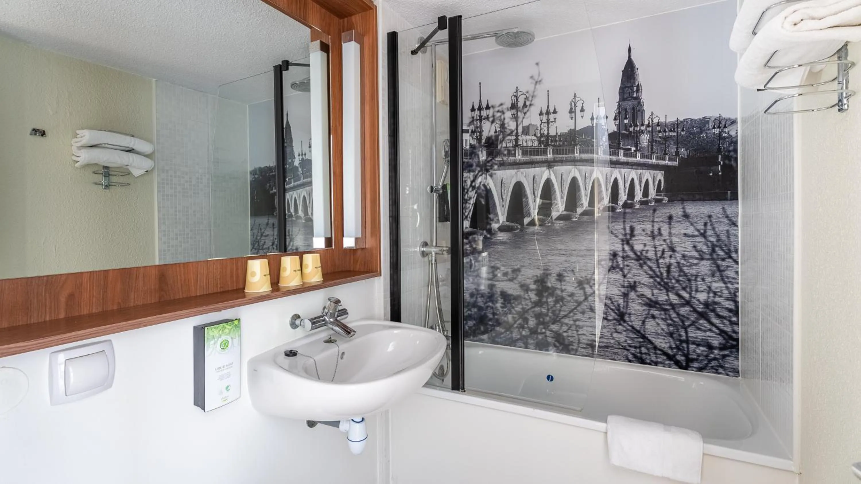 Shower in Campanile NATURE - Bordeaux Lac