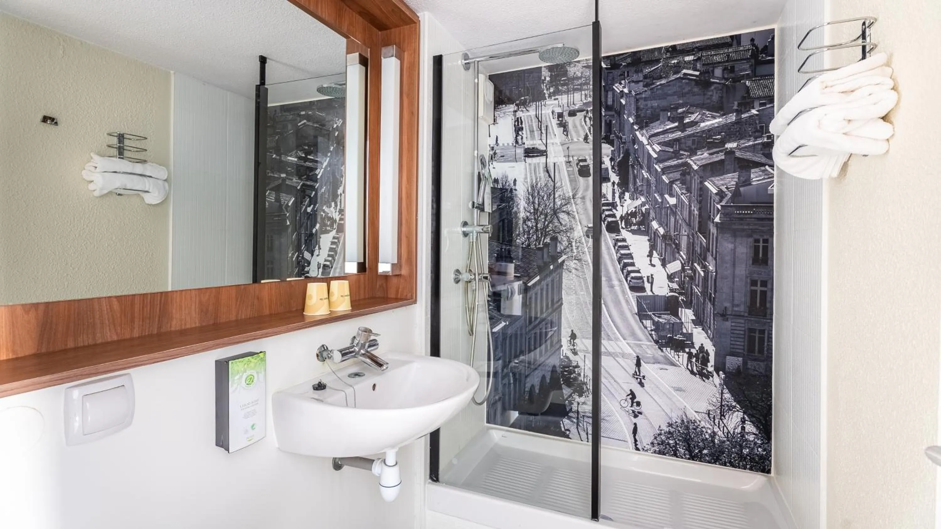 Shower in Campanile NATURE - Bordeaux Lac