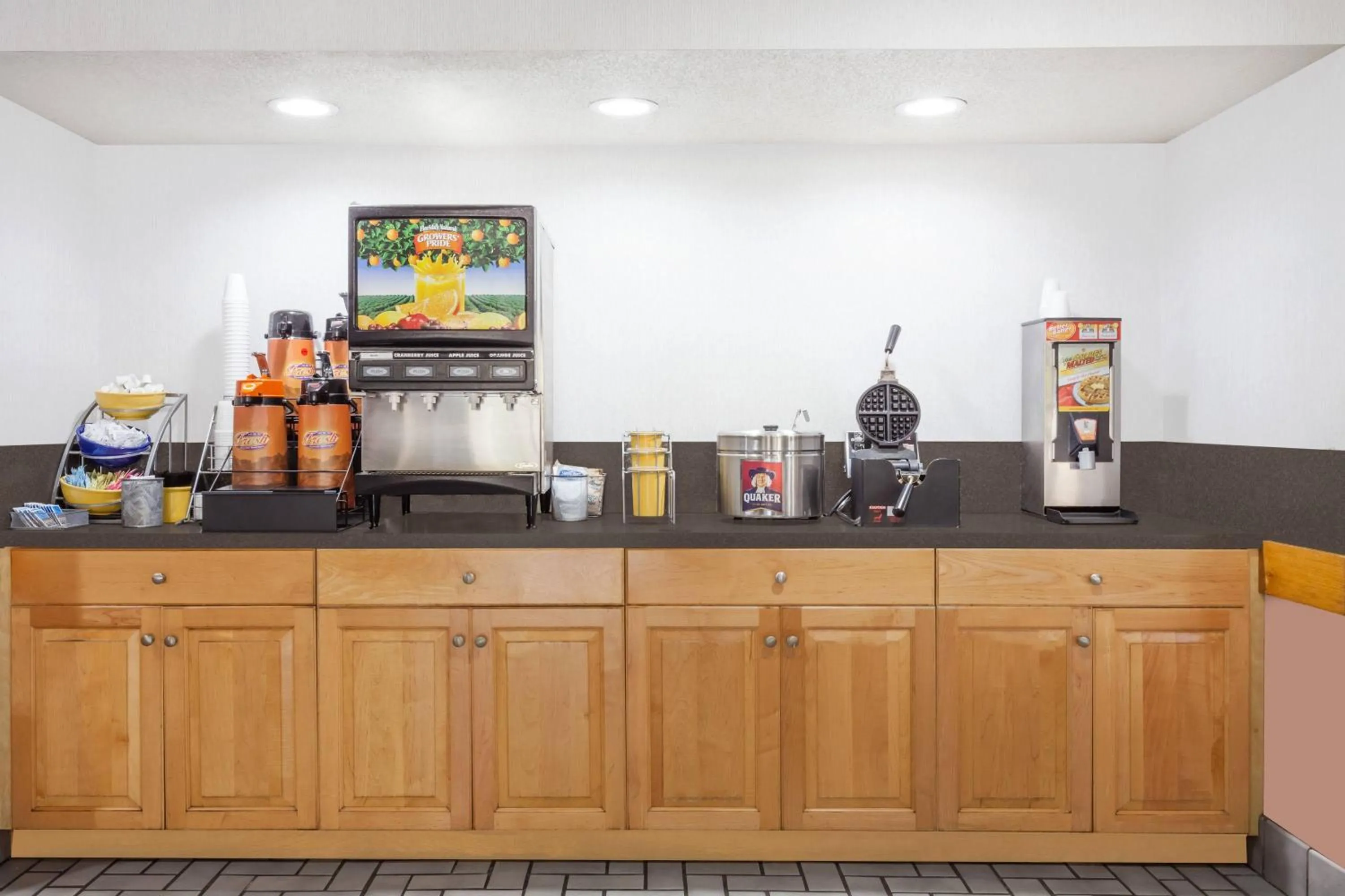 Kitchen/Kitchenette in Days Inn & Suites by Wyndham SE Columbia Ft Jackson