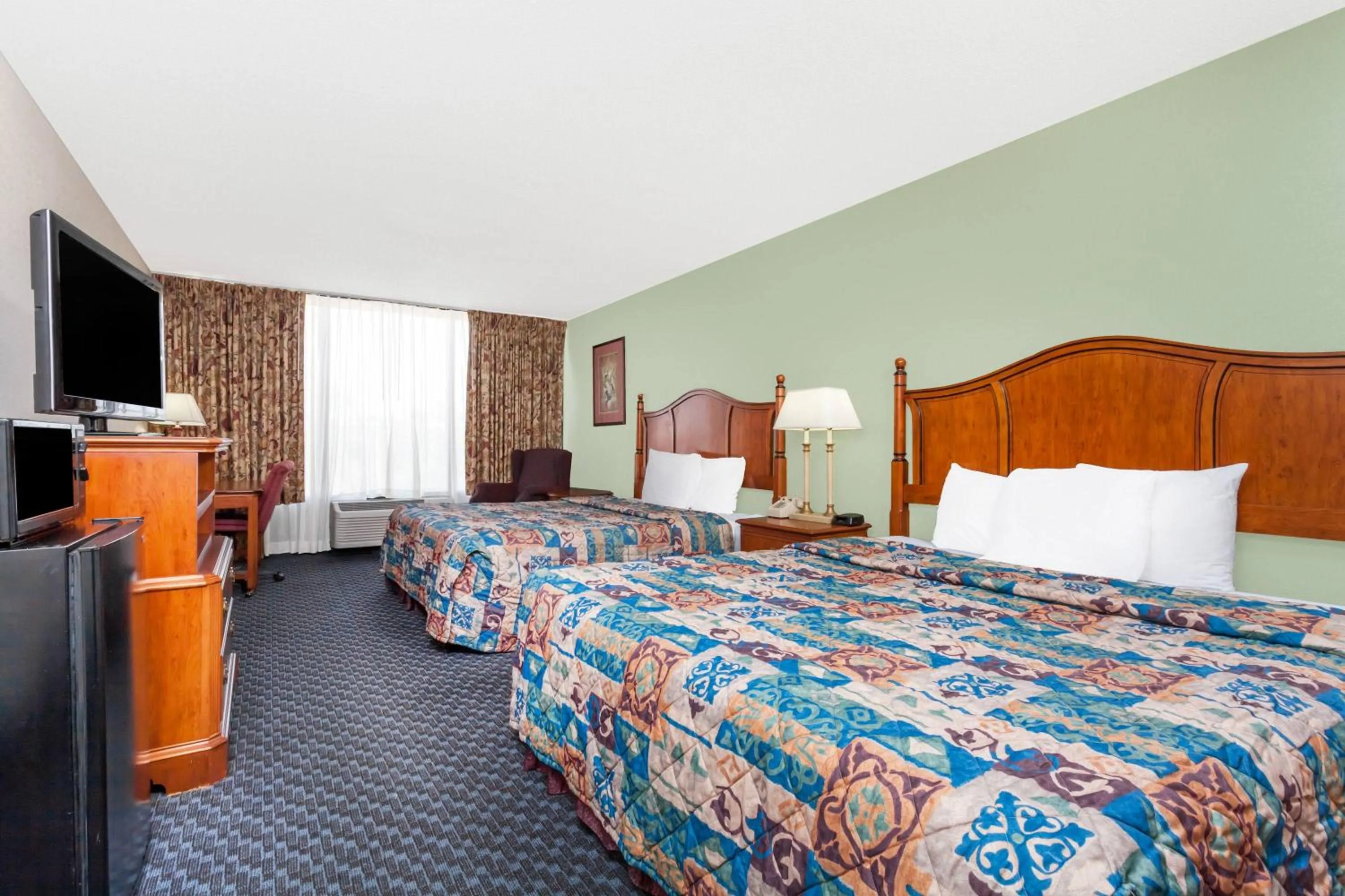 Days Inn & Suites by Wyndham SE Columbia Ft Jackson