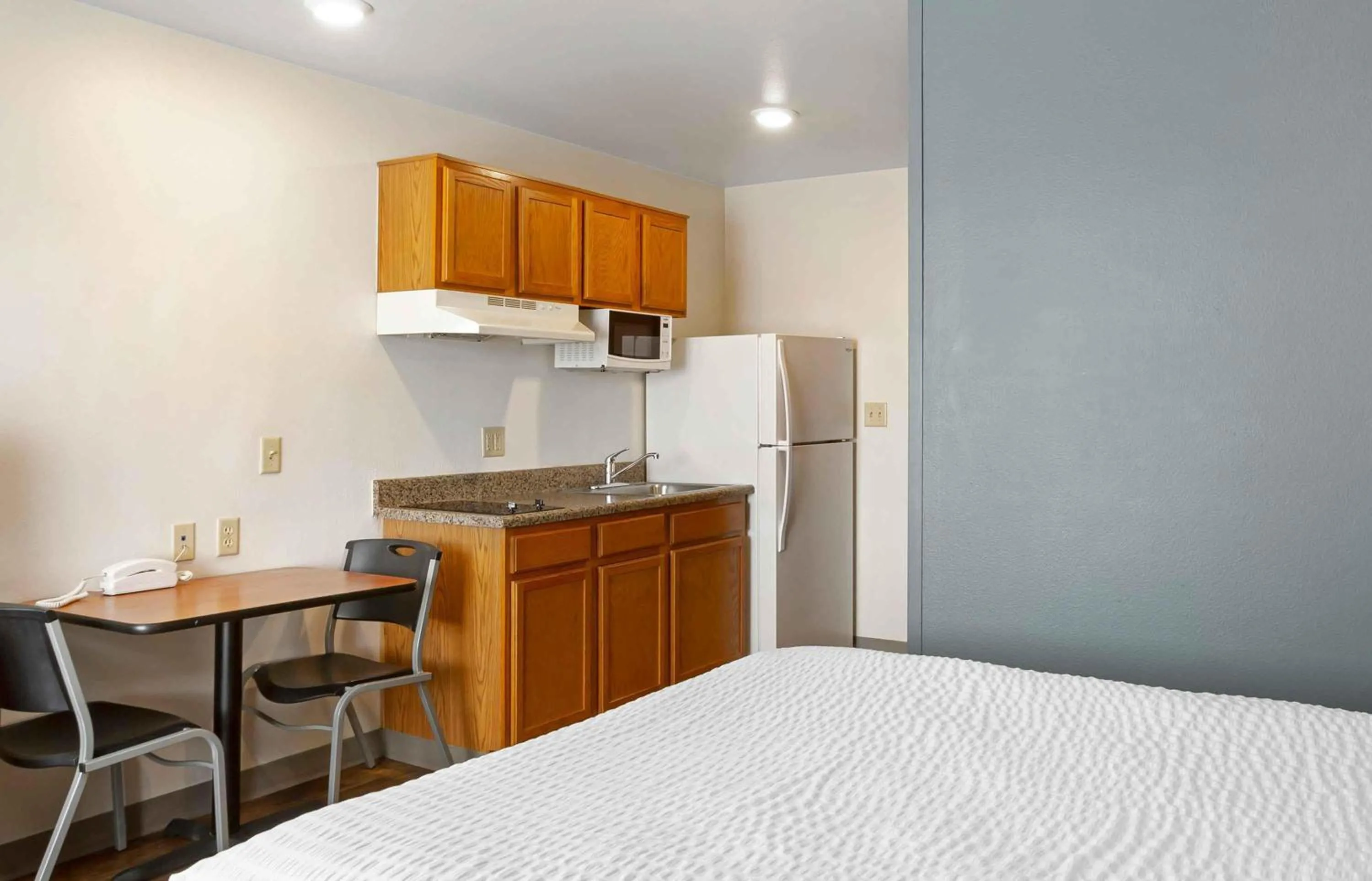 Bedroom, Bed in Extended Stay America Select Suites - Phoenix - North
