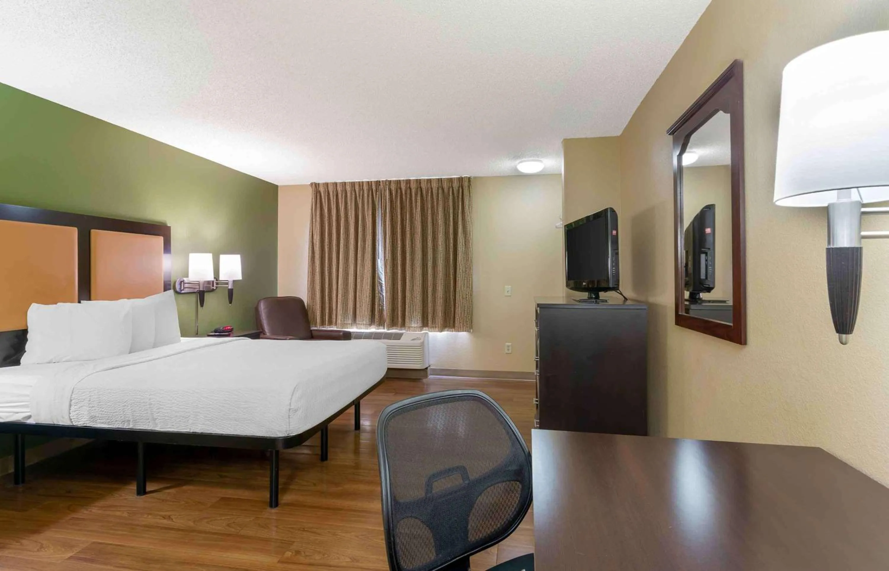 Bedroom, Bed in Extended Stay America Select Suites - Salt Lake City - Sandy