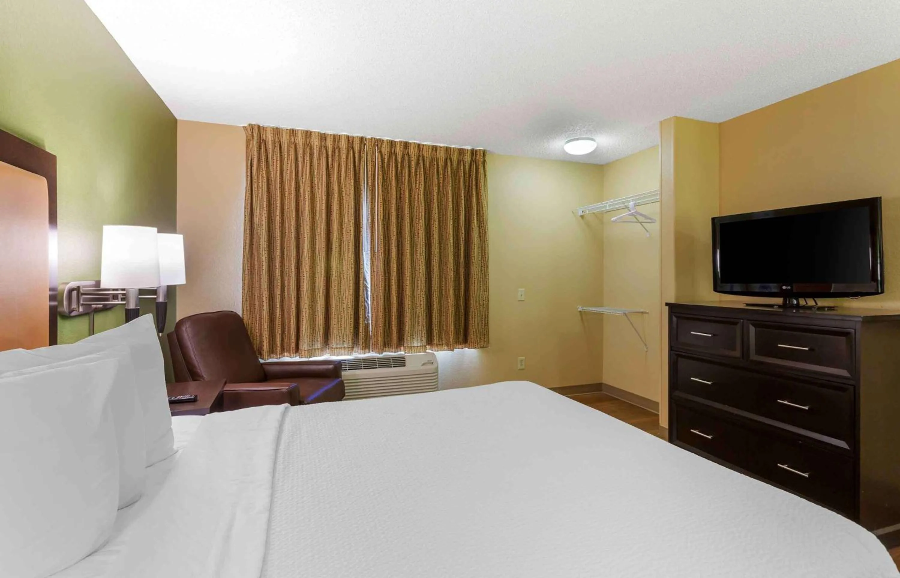 Bedroom, Bed in Extended Stay America Select Suites - Salt Lake City - Sandy