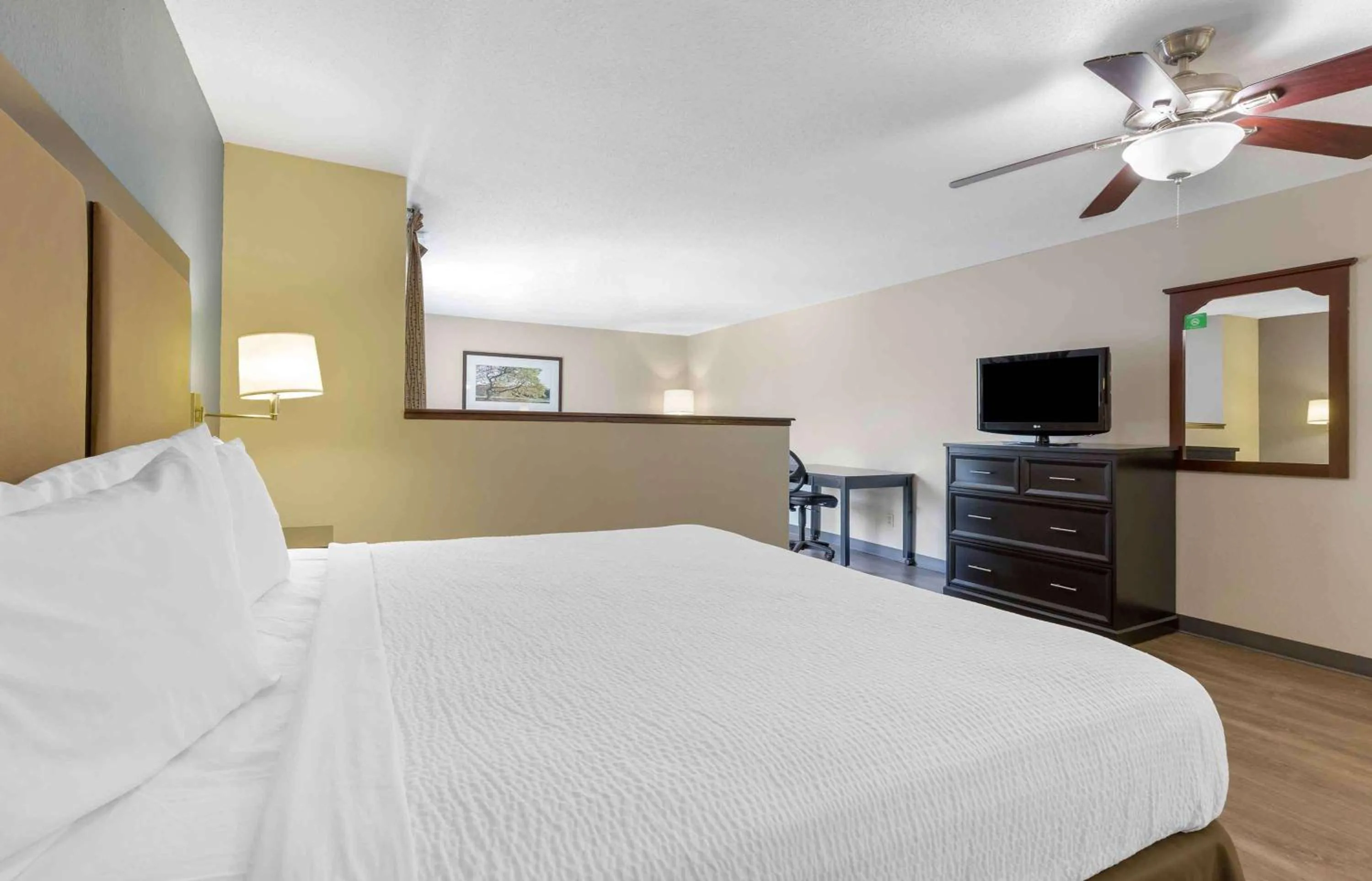 Bedroom, Bed in Extended Stay America Select Suites - Salt Lake City - Sandy
