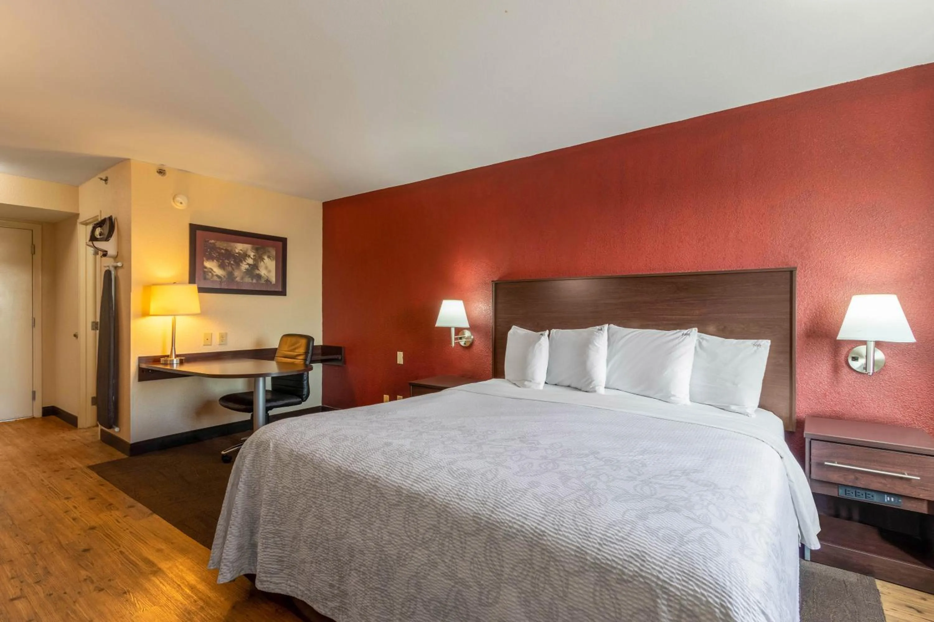 Bedroom, Bed in Red Roof Inn PLUS+ El Paso East