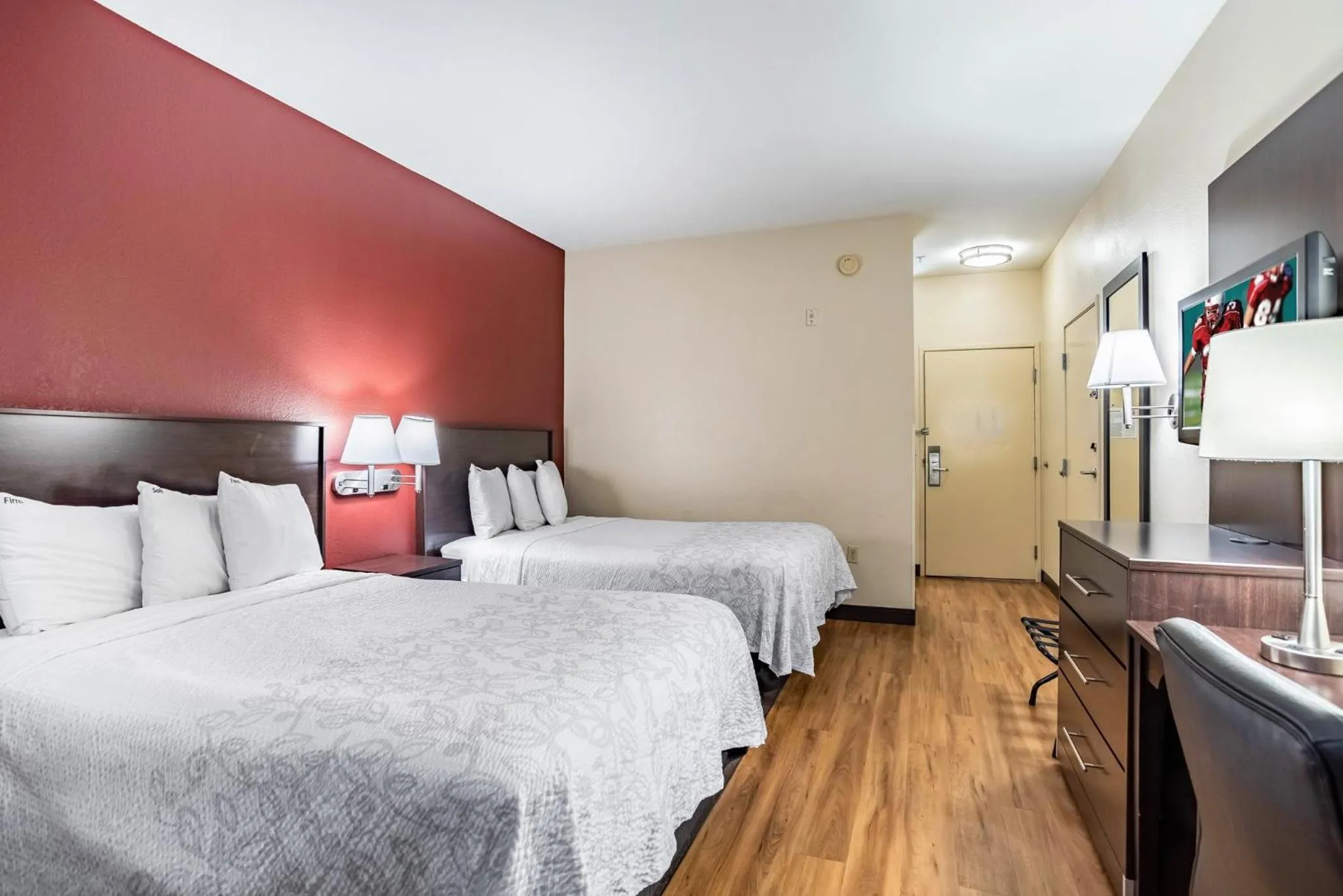 Photo of the whole room, Bed in Red Roof Inn PLUS+ Houston - Energy Corridor