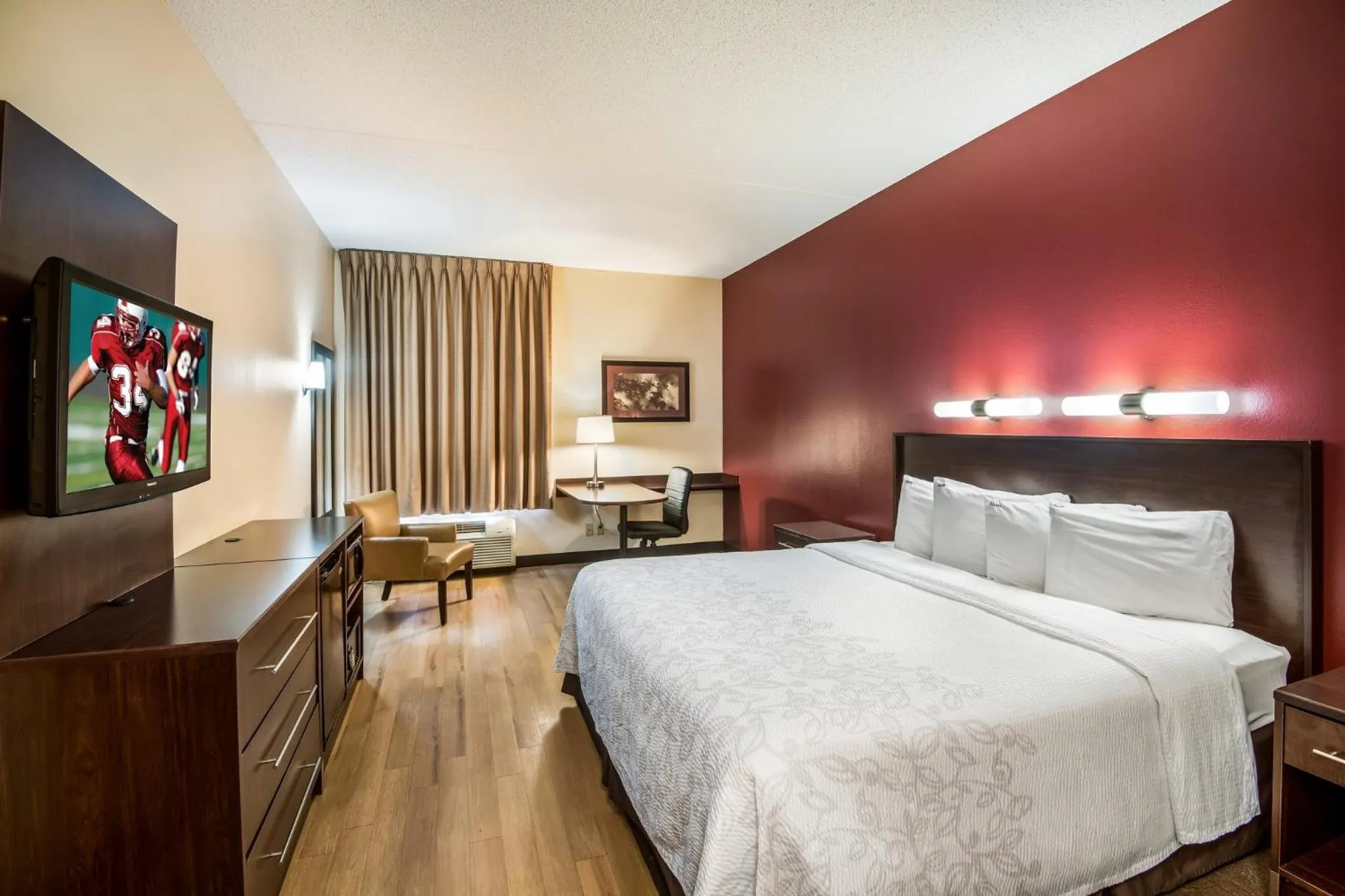 Photo of the whole room, Bed in Red Roof Inn PLUS+ Houston - Energy Corridor