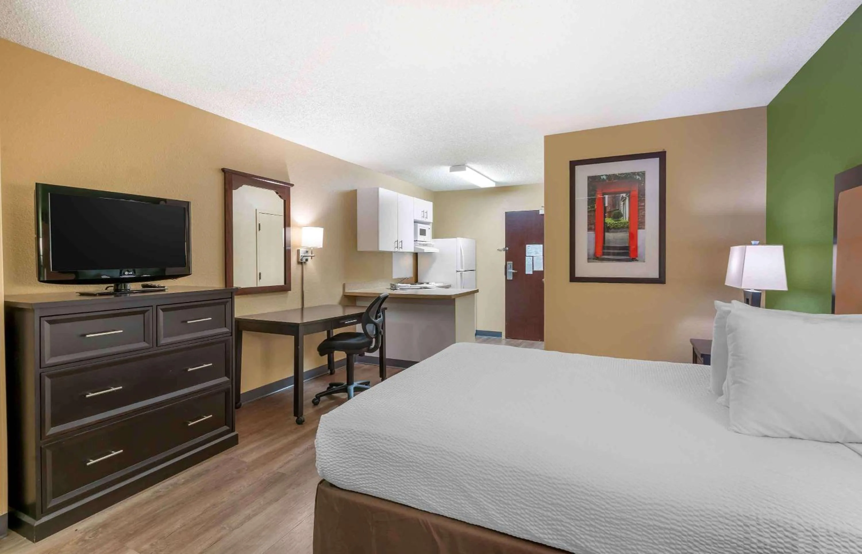 Bedroom, Bed in Extended Stay America Suites - Portland - Beaverton Hillsboro - Eider Ct