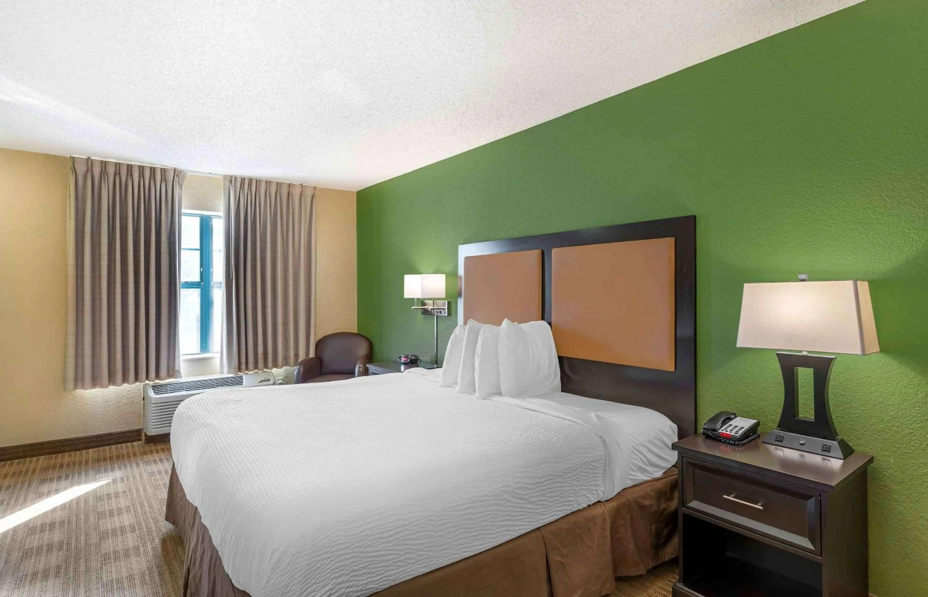 Bedroom, Bed in Extended Stay America Suites - Portland - Beaverton Hillsboro - Eider Ct