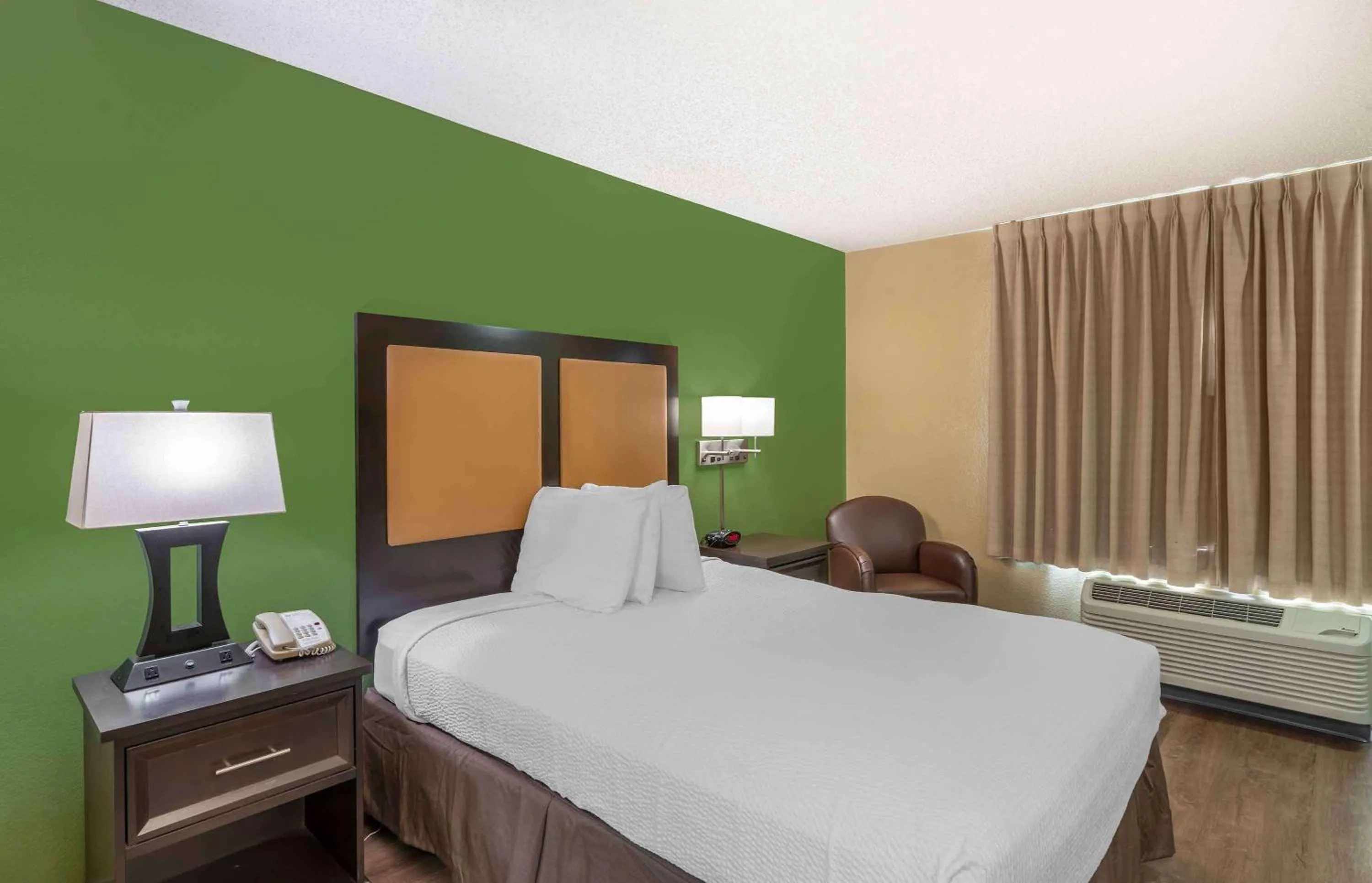 Bedroom, Bed in Extended Stay America Suites - Portland - Beaverton Hillsboro - Eider Ct