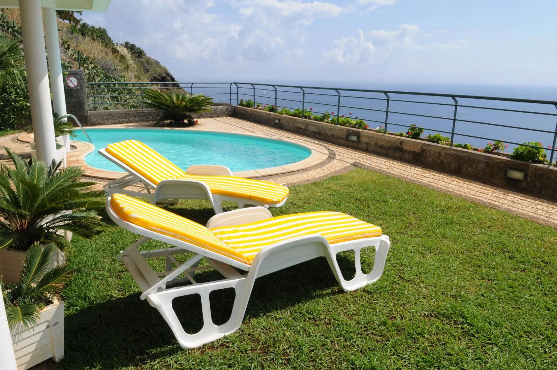 Garden in An uninterrupted 180 overlooking the Atlantic Ocean